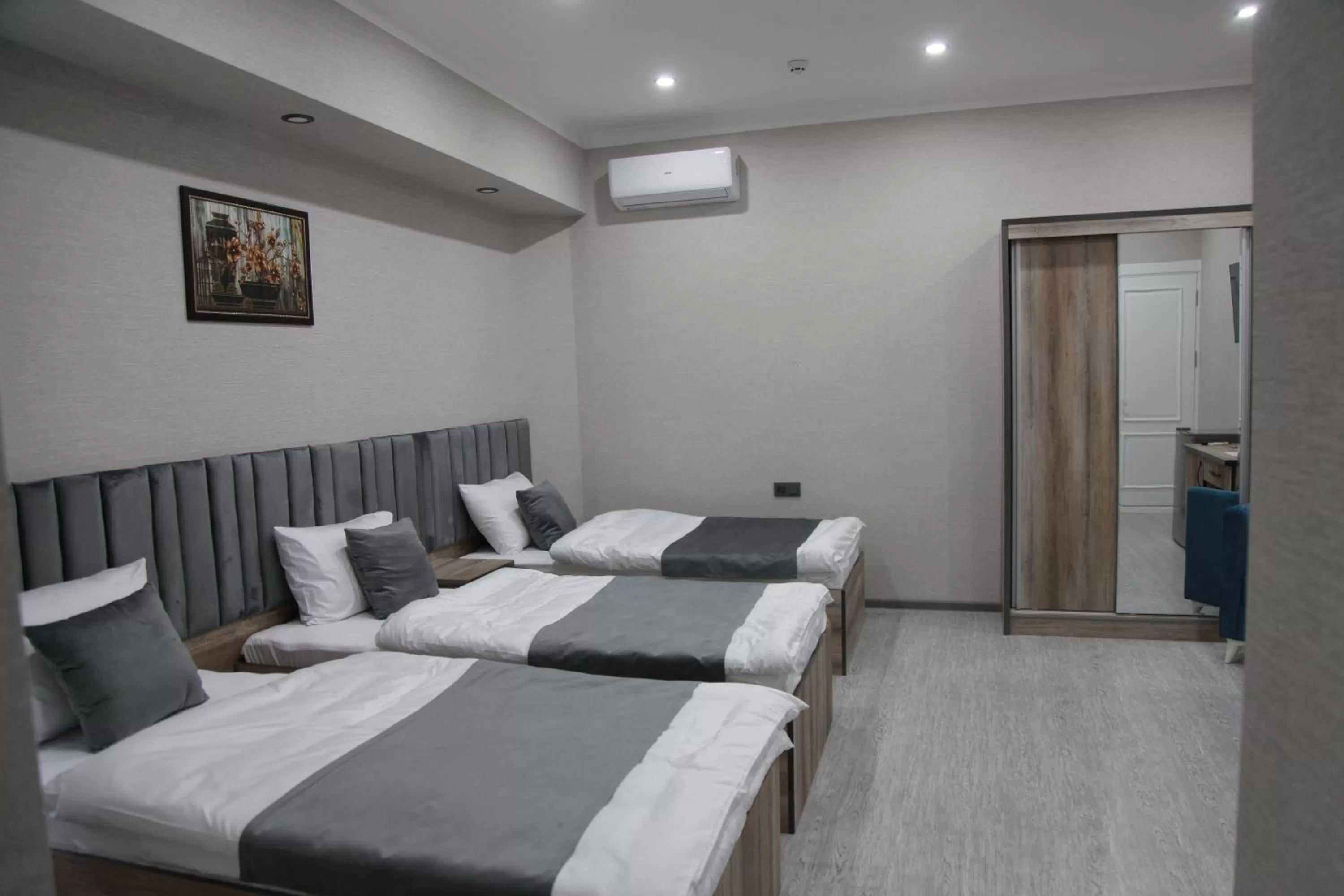 Photo of the whole room in Samarqand Darvoza