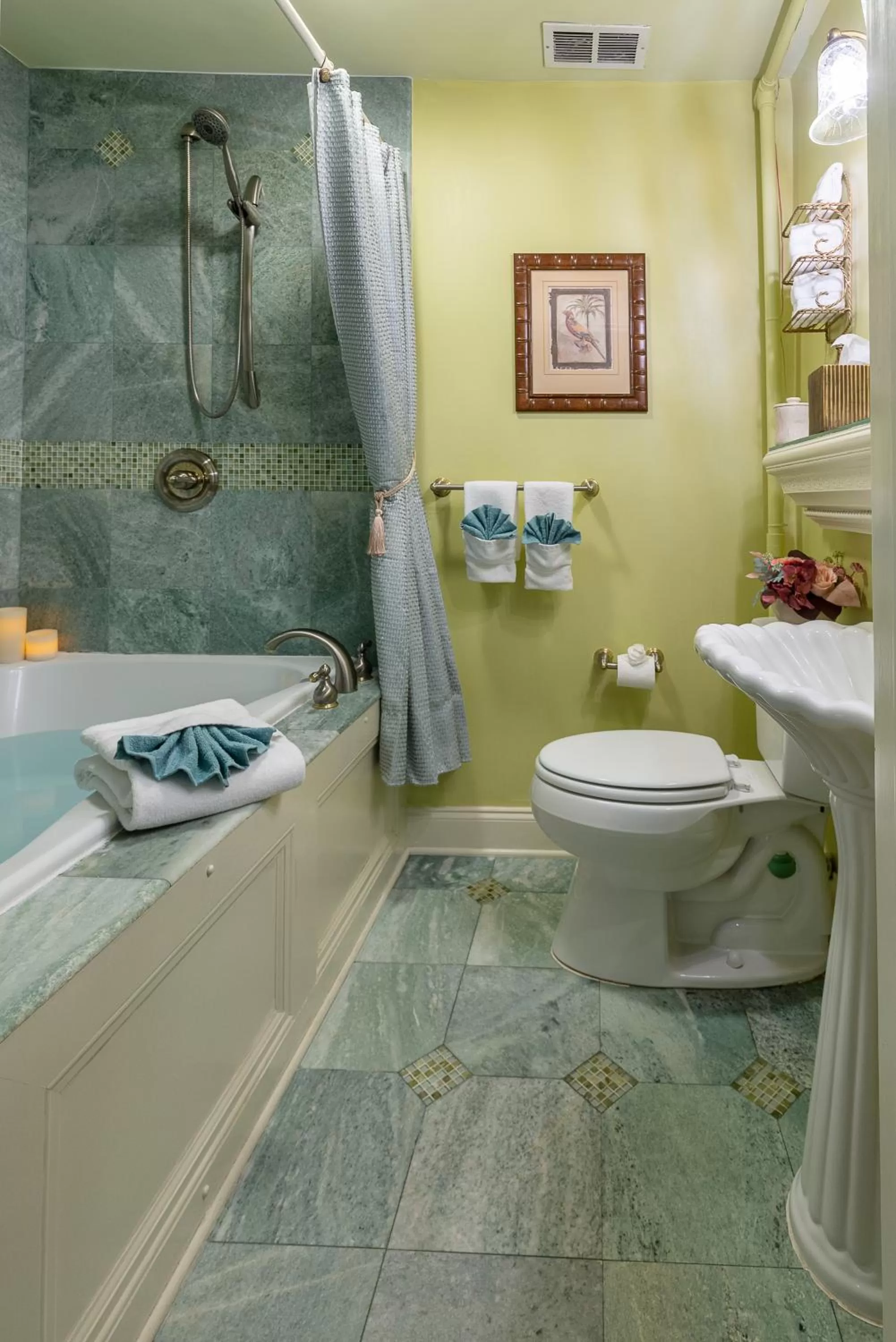 Bathroom in Cedar House Inn