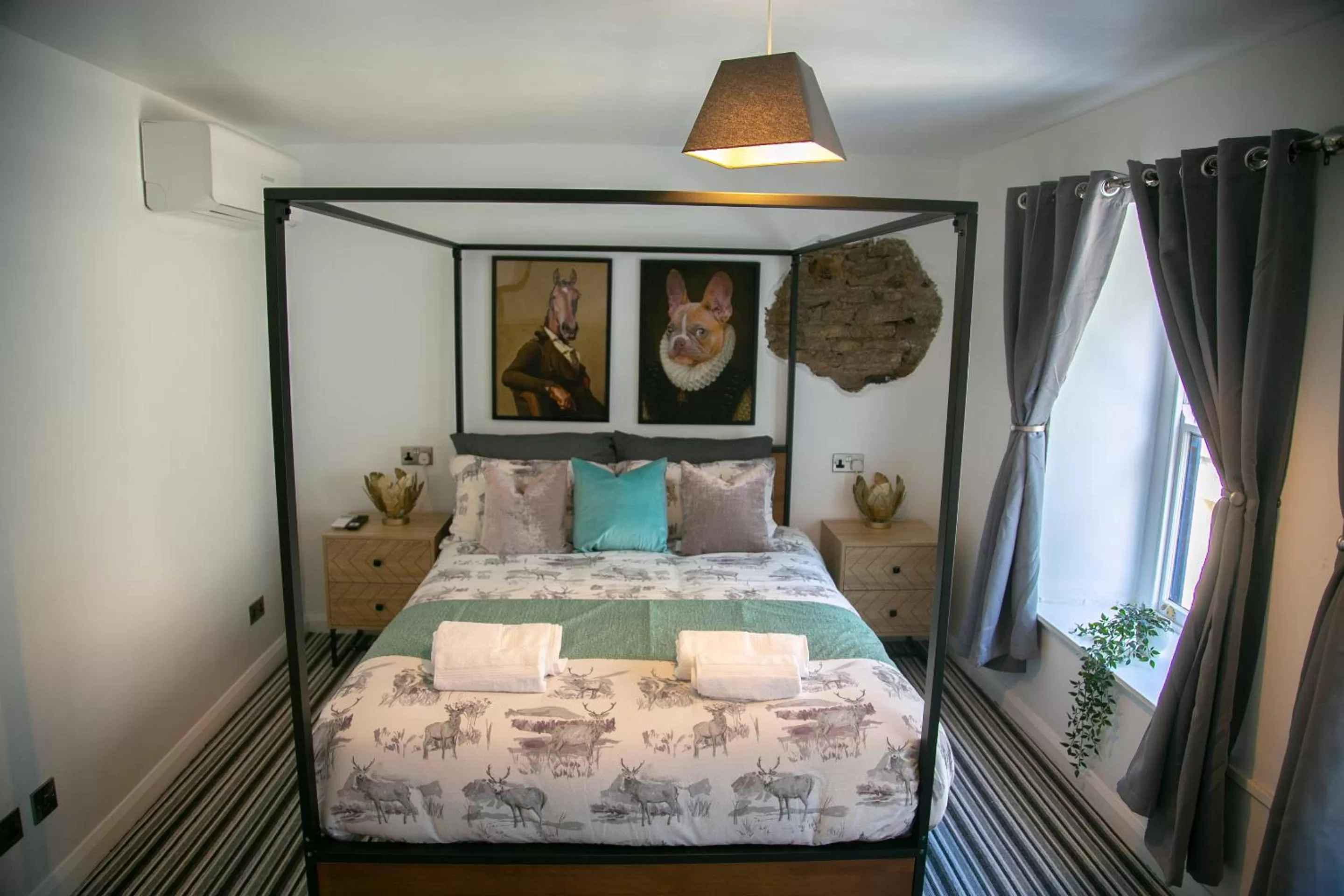 Photo of the whole room, Bed in The Swan