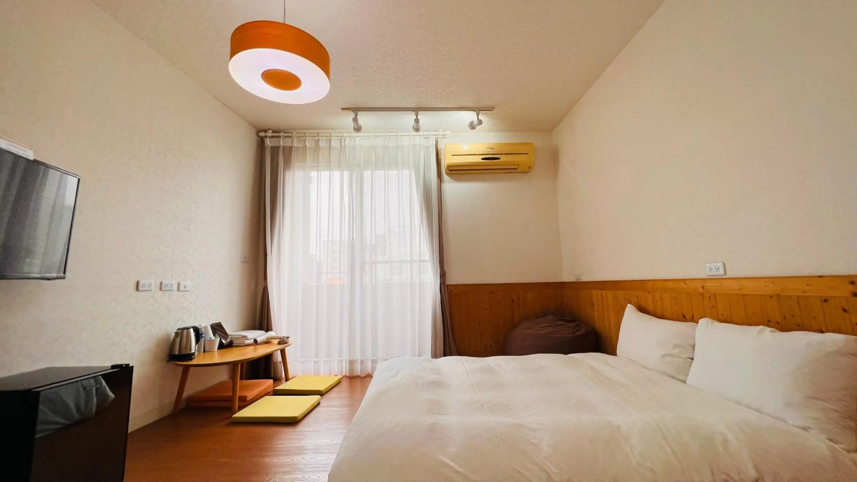 Photo of the whole room, Bed in Rainbow Island