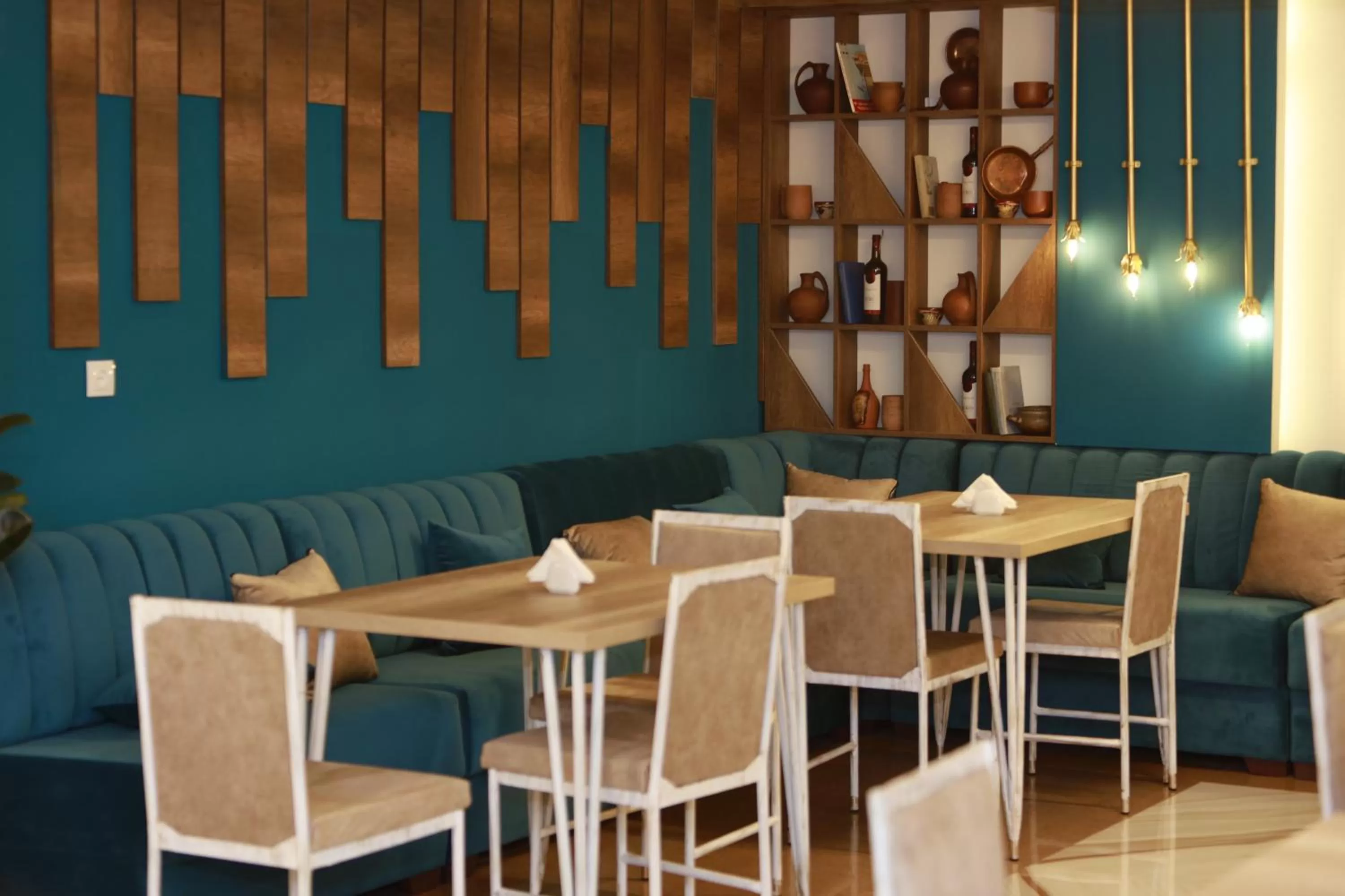 Restaurant/places to eat in DeLin Hotel And Tours