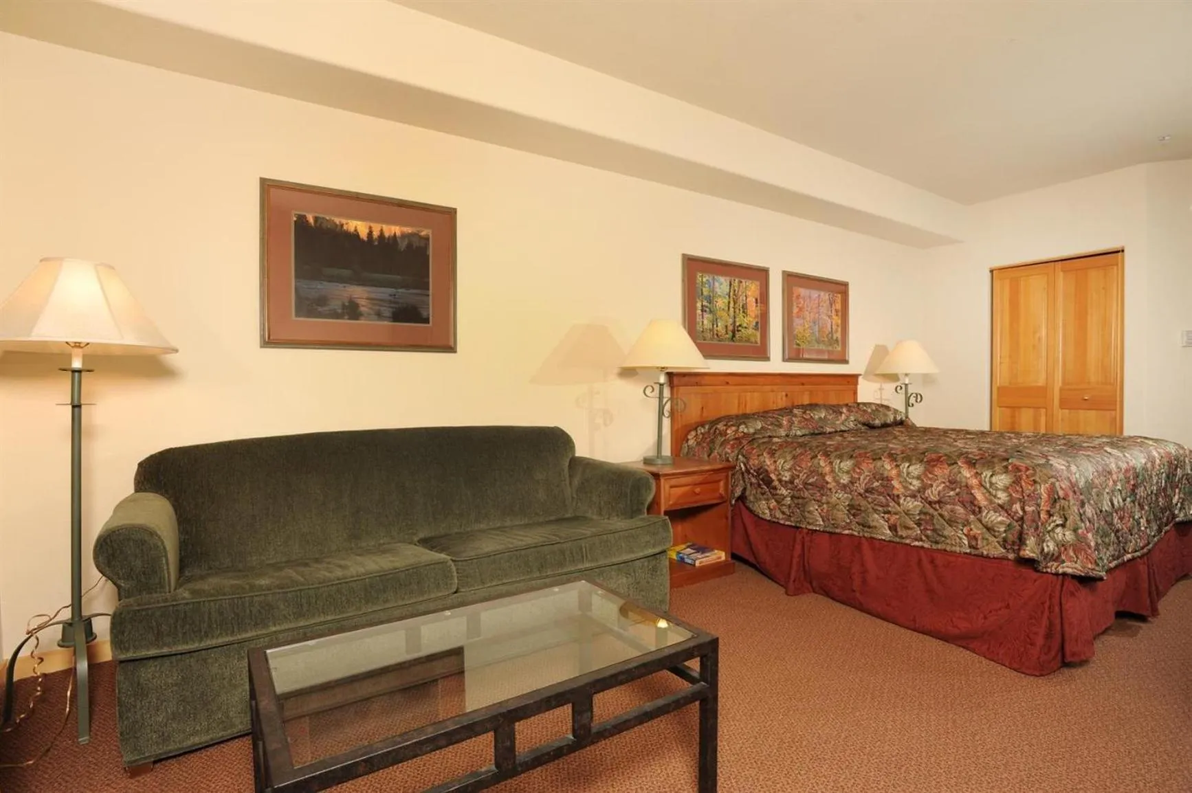 Photo of the whole room, Bed in Gateway Mountain Lodge by Keystone Resort