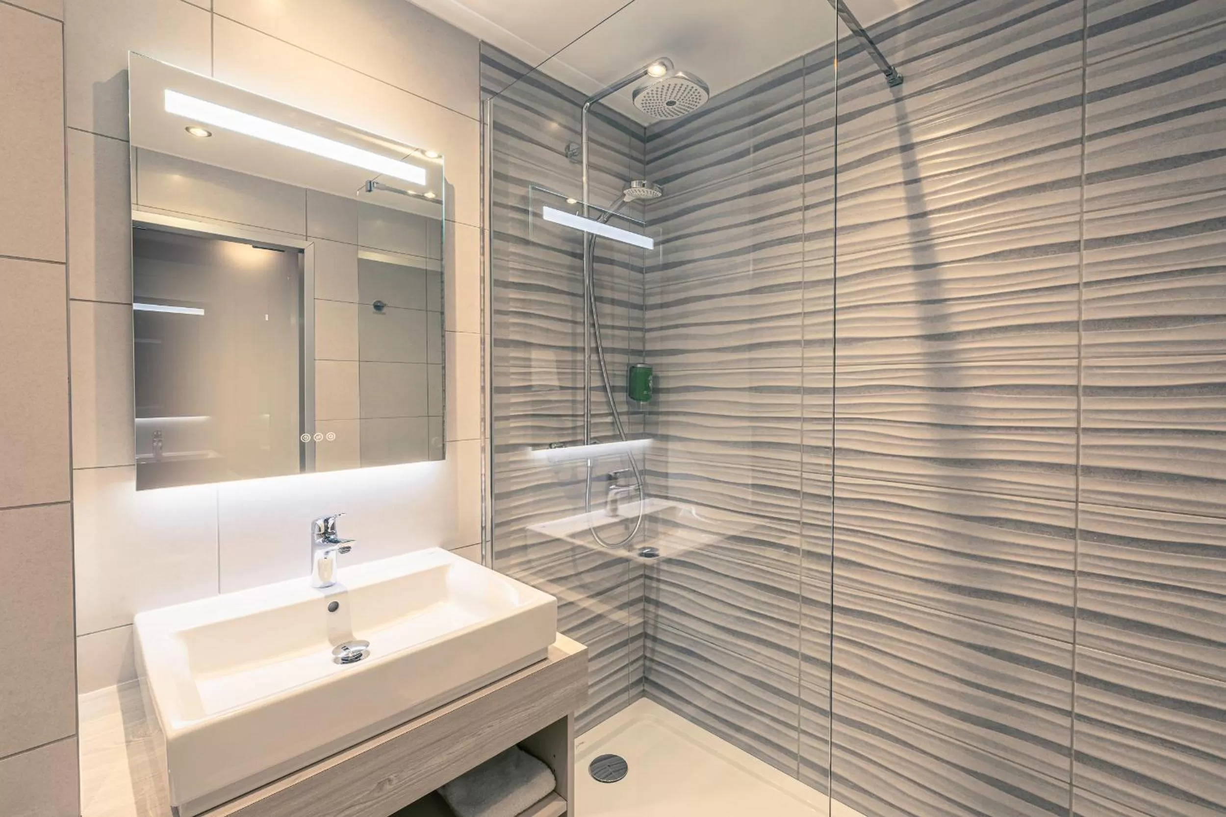 Shower in Best Western Marseille Aeroport