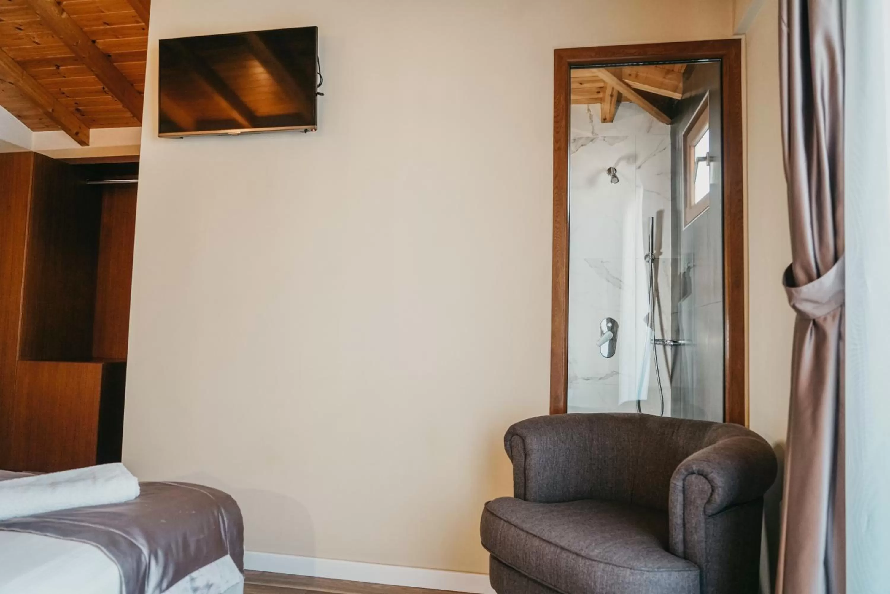 TV and multimedia, Bed in Center Hotel