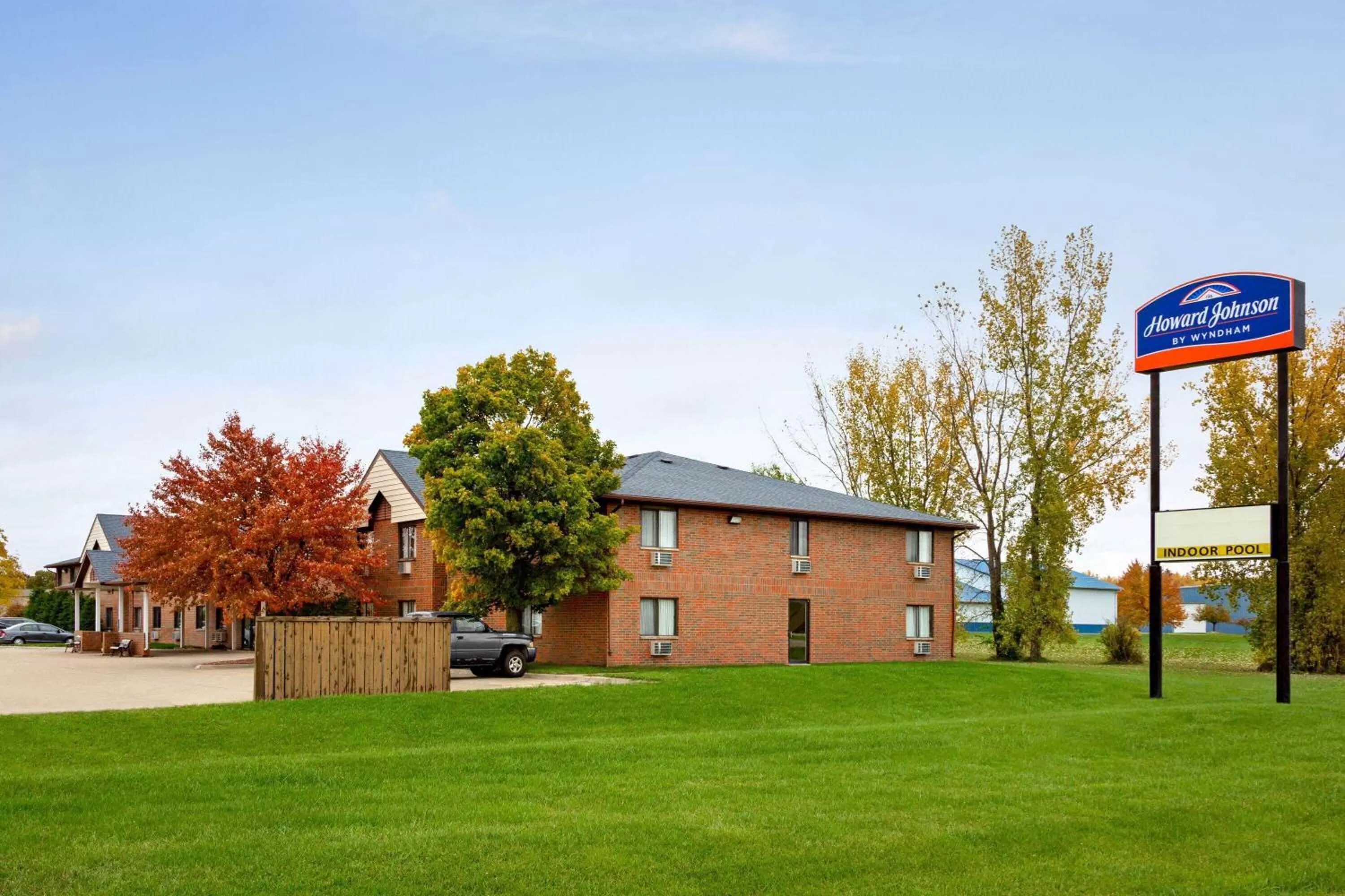 Property building in Howard Johnson by Wyndham Waterloo/Cedar Falls