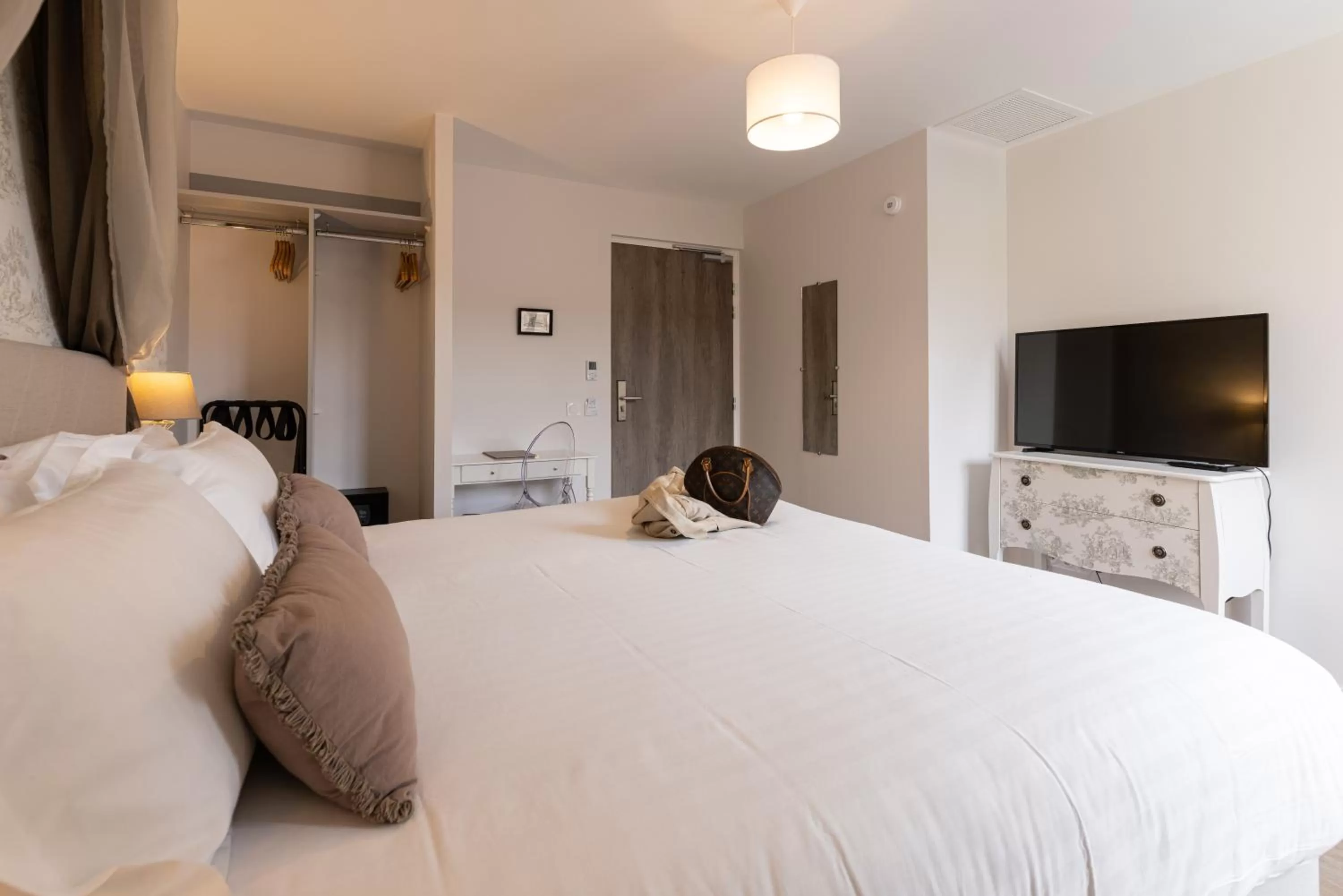 View (from property/room), Bed in Hôtel-Restaurant des Augustins