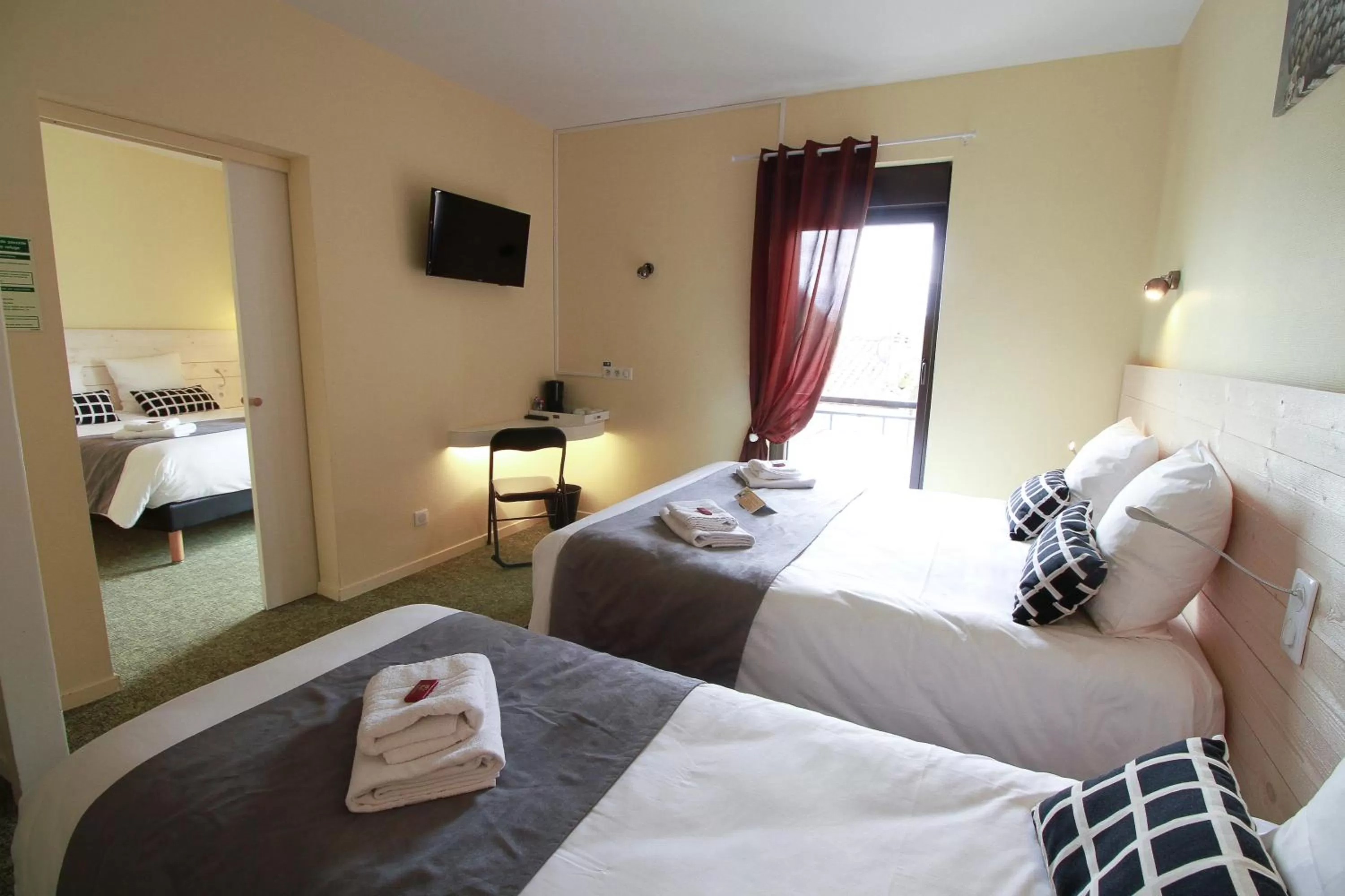 Photo of the whole room, Bed in Hôtel La Couronne