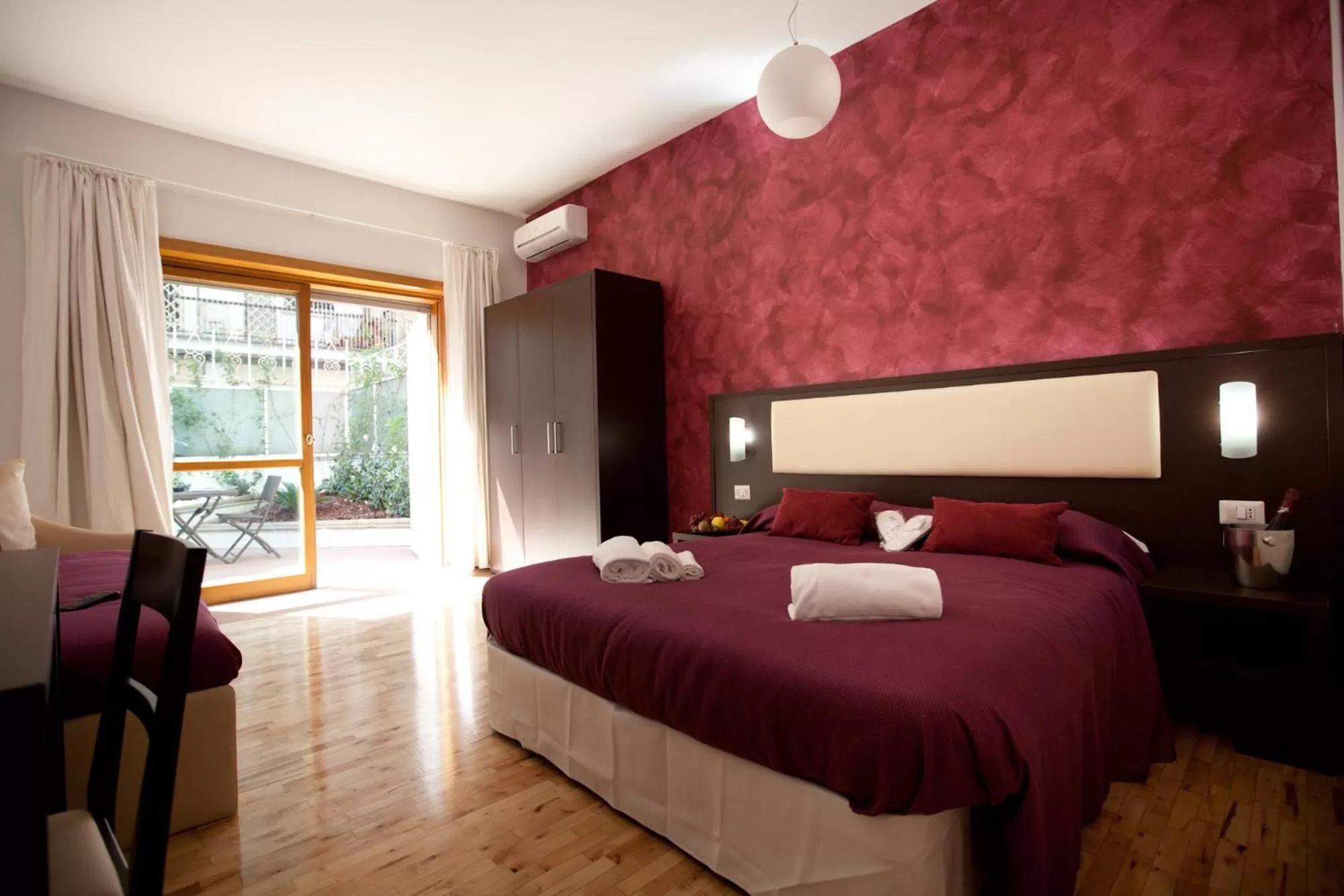 Bedroom, Bed in Heart of Rome Rooms