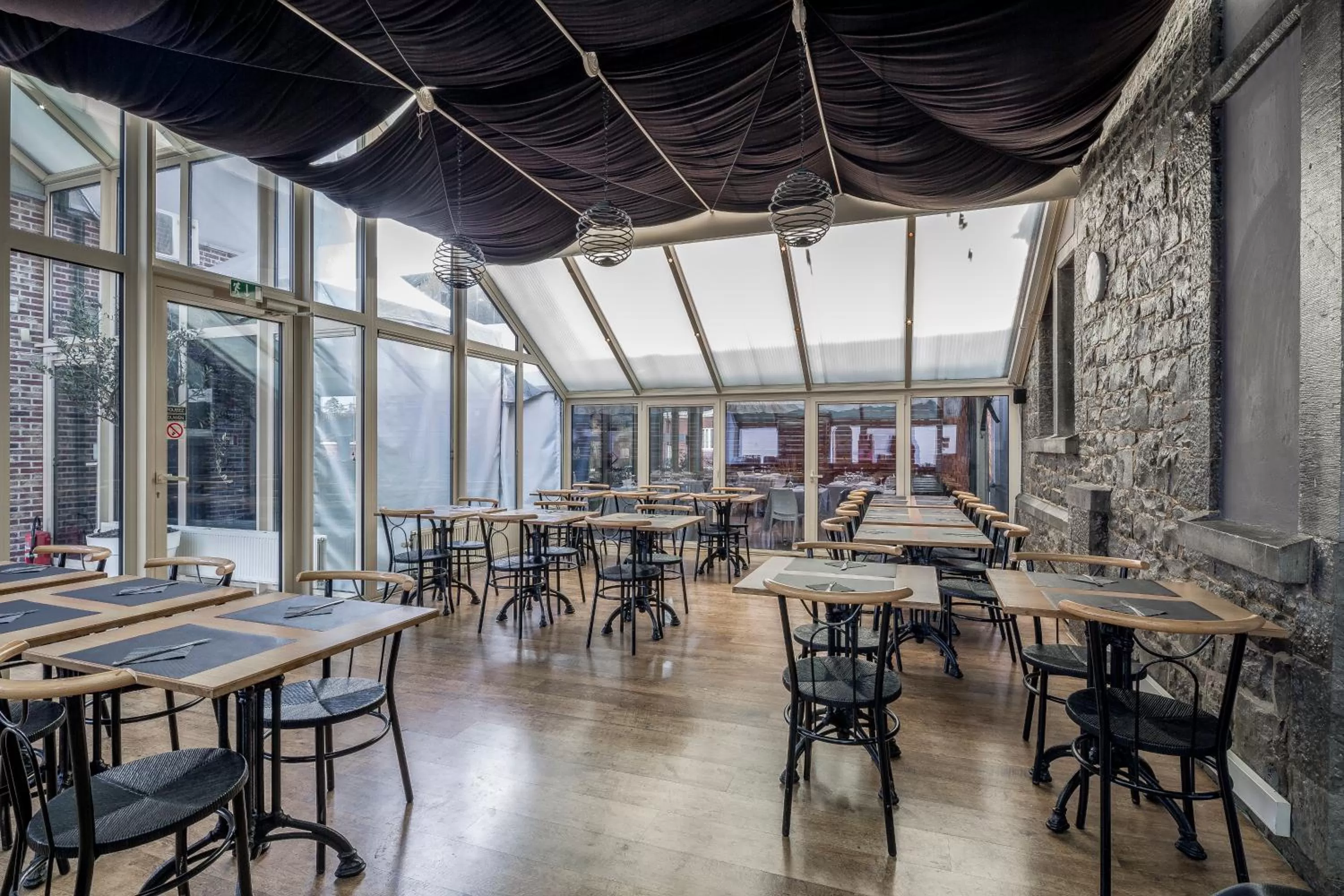 Restaurant/places to eat in New Hotel de Lives