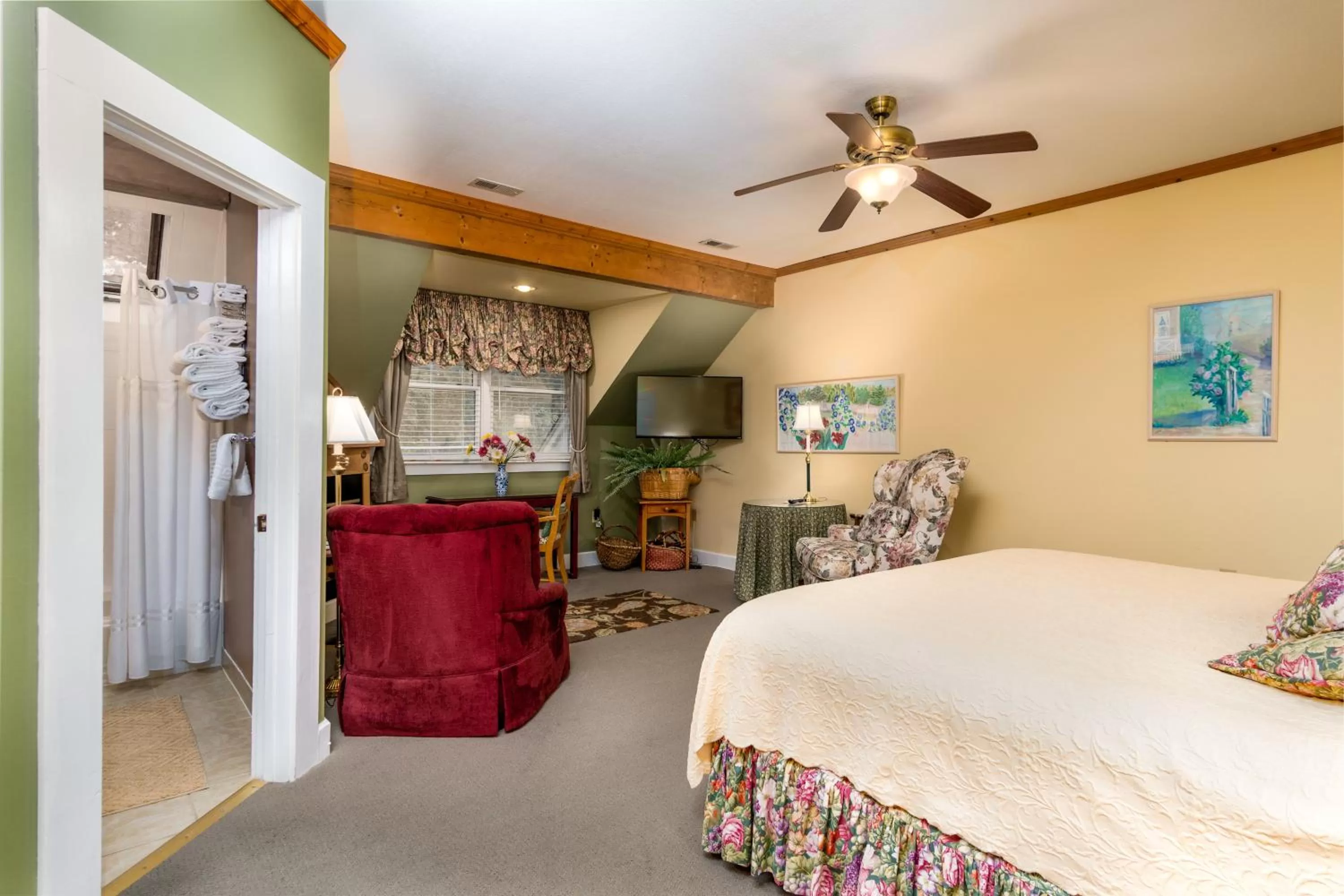 TV and multimedia, Bed in Highland Lake Inn & Resort - Flat Rock