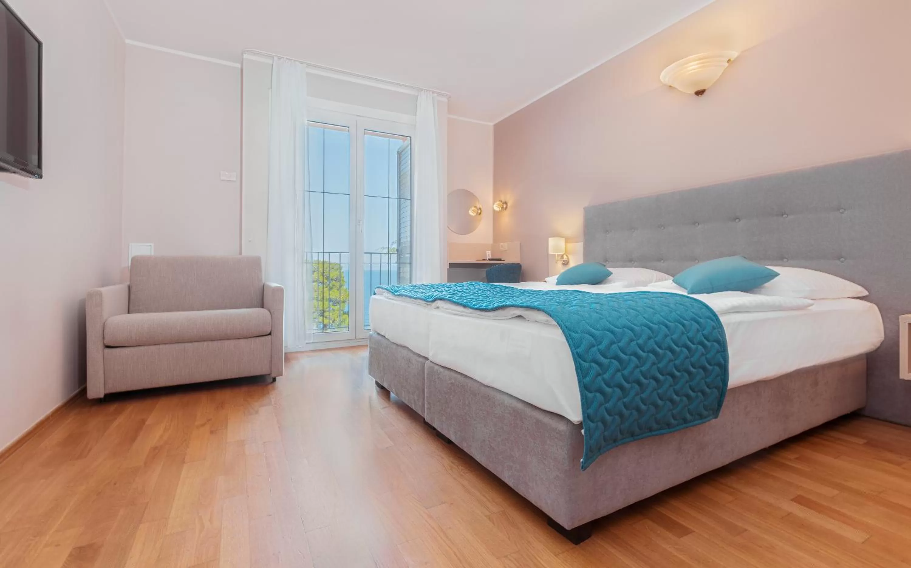 Balcony/Terrace, Bed in Belvedere Resort Hotels