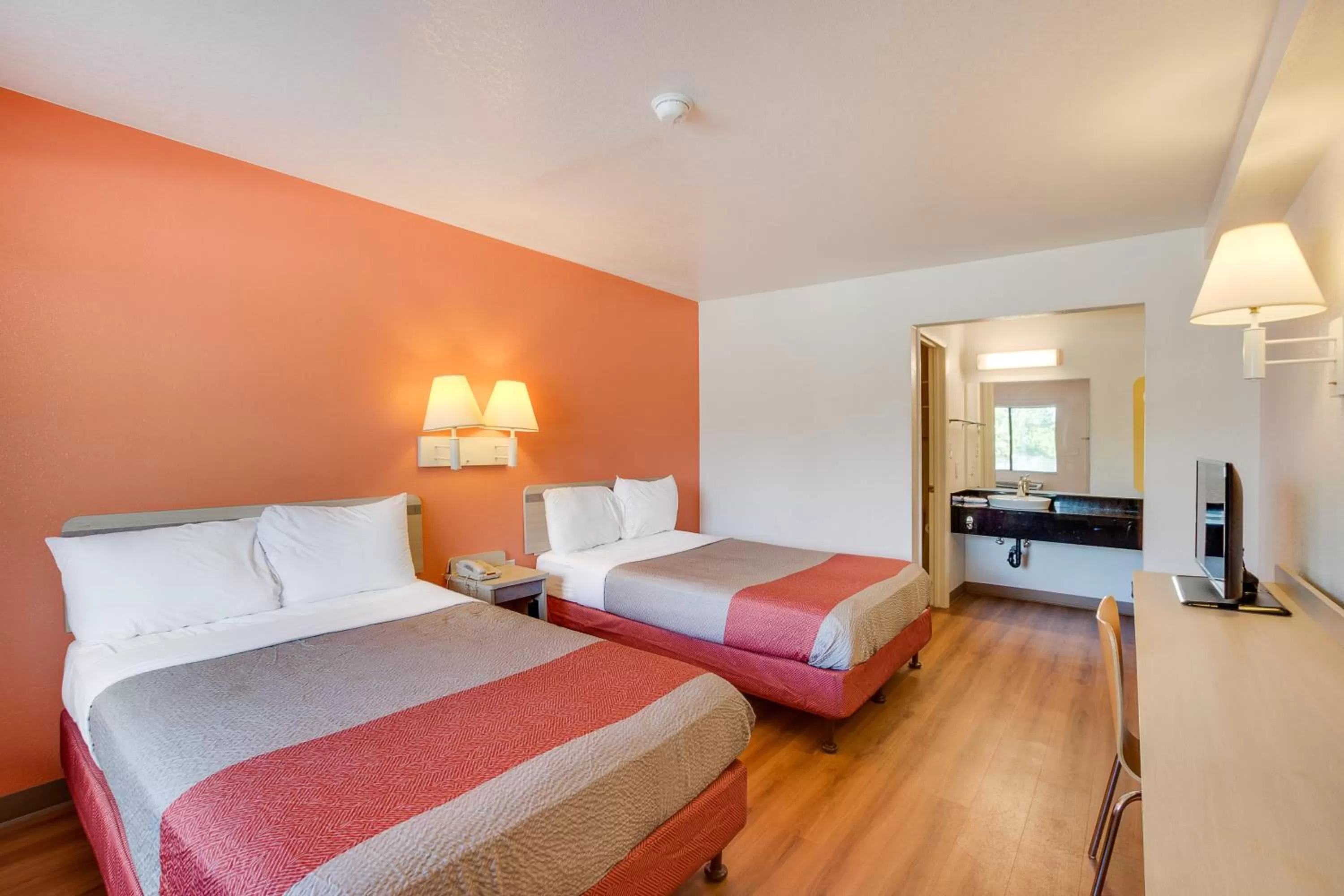 Bedroom, Bed in Motel 6-Columbus, OH - West