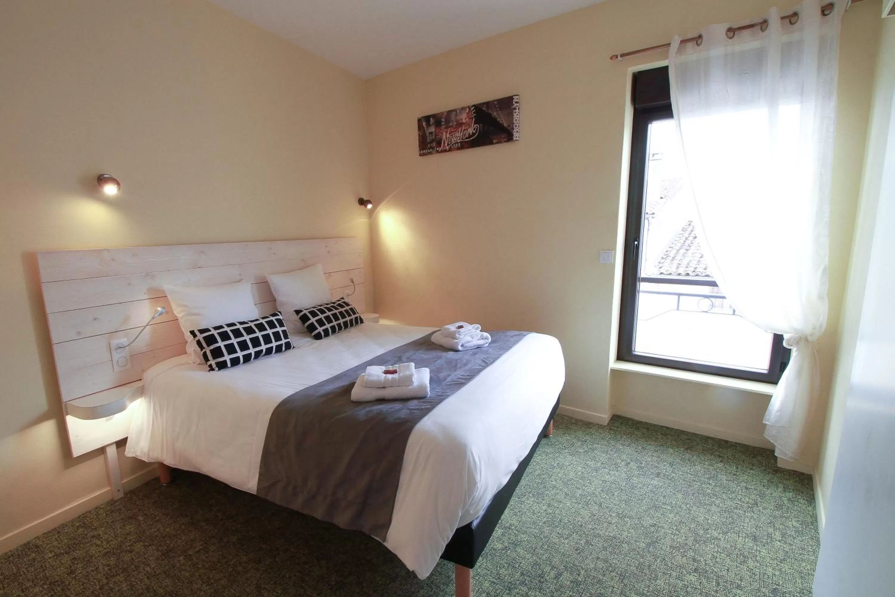 Bed in Hôtel La Couronne