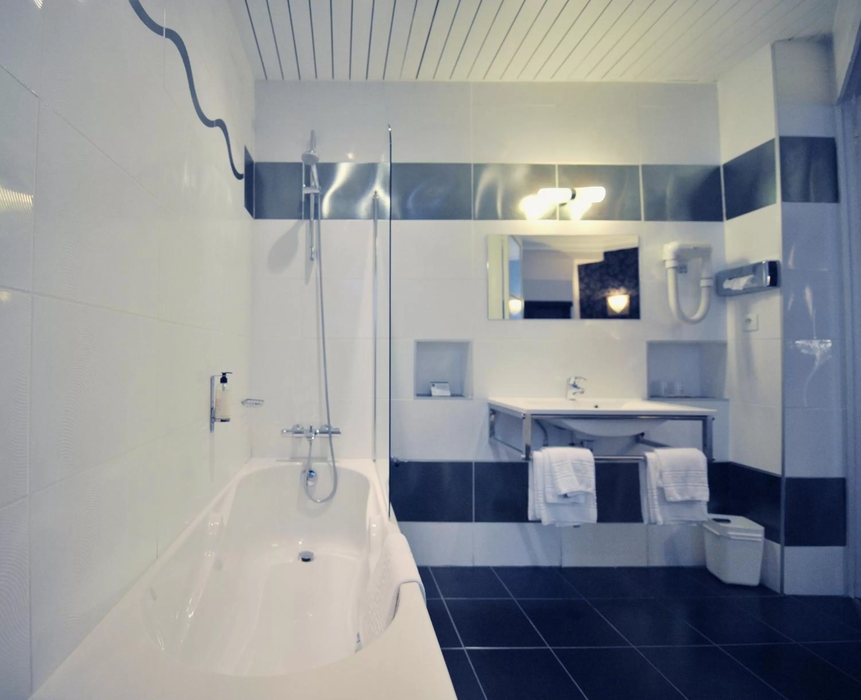 Bathroom in Best Western Continental Pau Centre