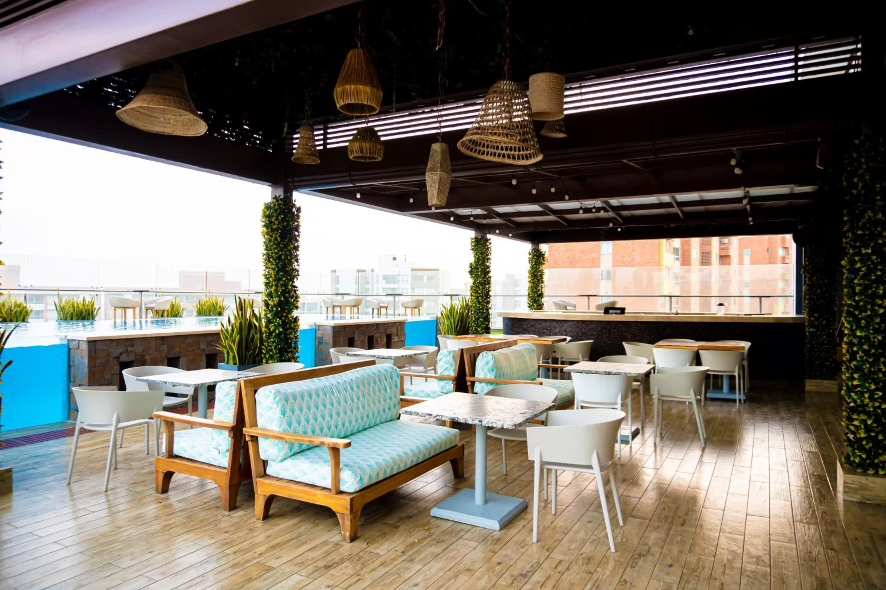 Lounge or bar in Crowne Plaza Barranquilla by IHG