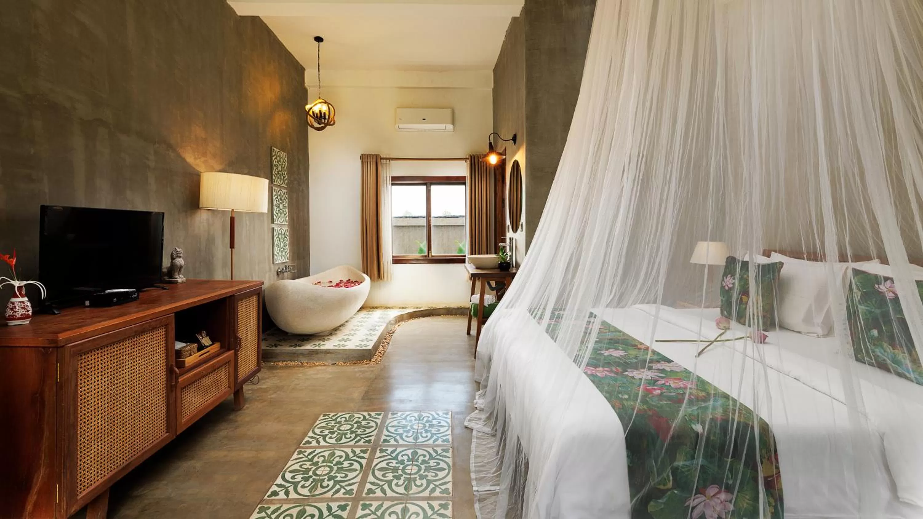 Bed in Dontrei Villa Angkor