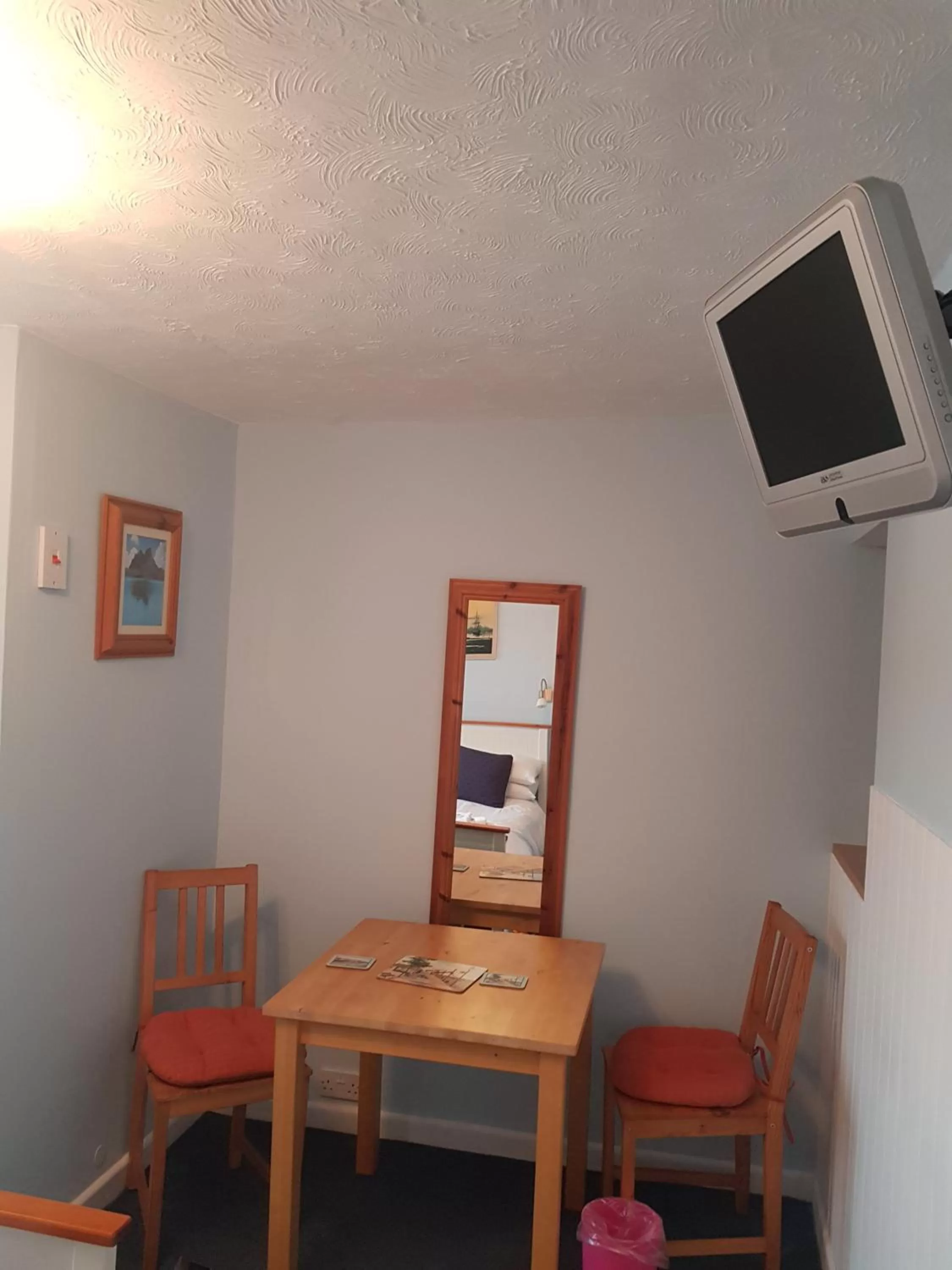 TV and multimedia, Seating Area in The Mariner Guest House