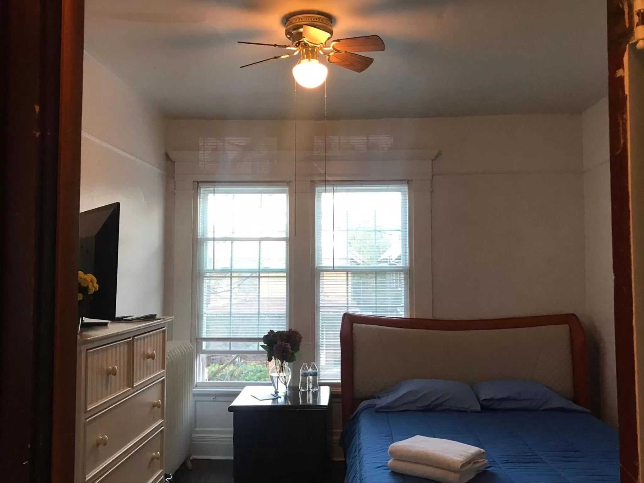 Bed in 5 Star Victorian Mansion-Downtown No Locals