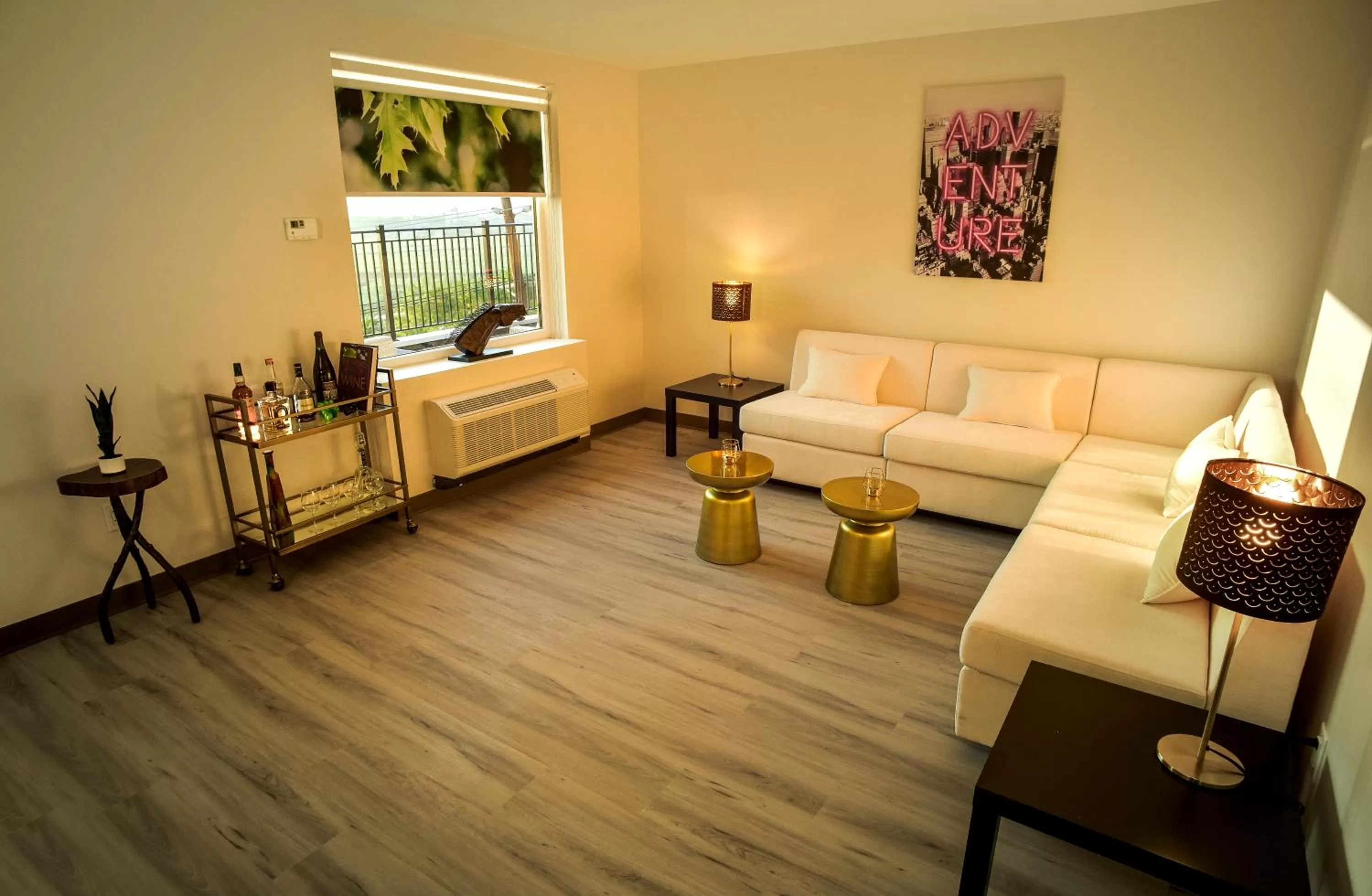 Living room, Bed in Wyndham Garden North Bergen - Secaucus