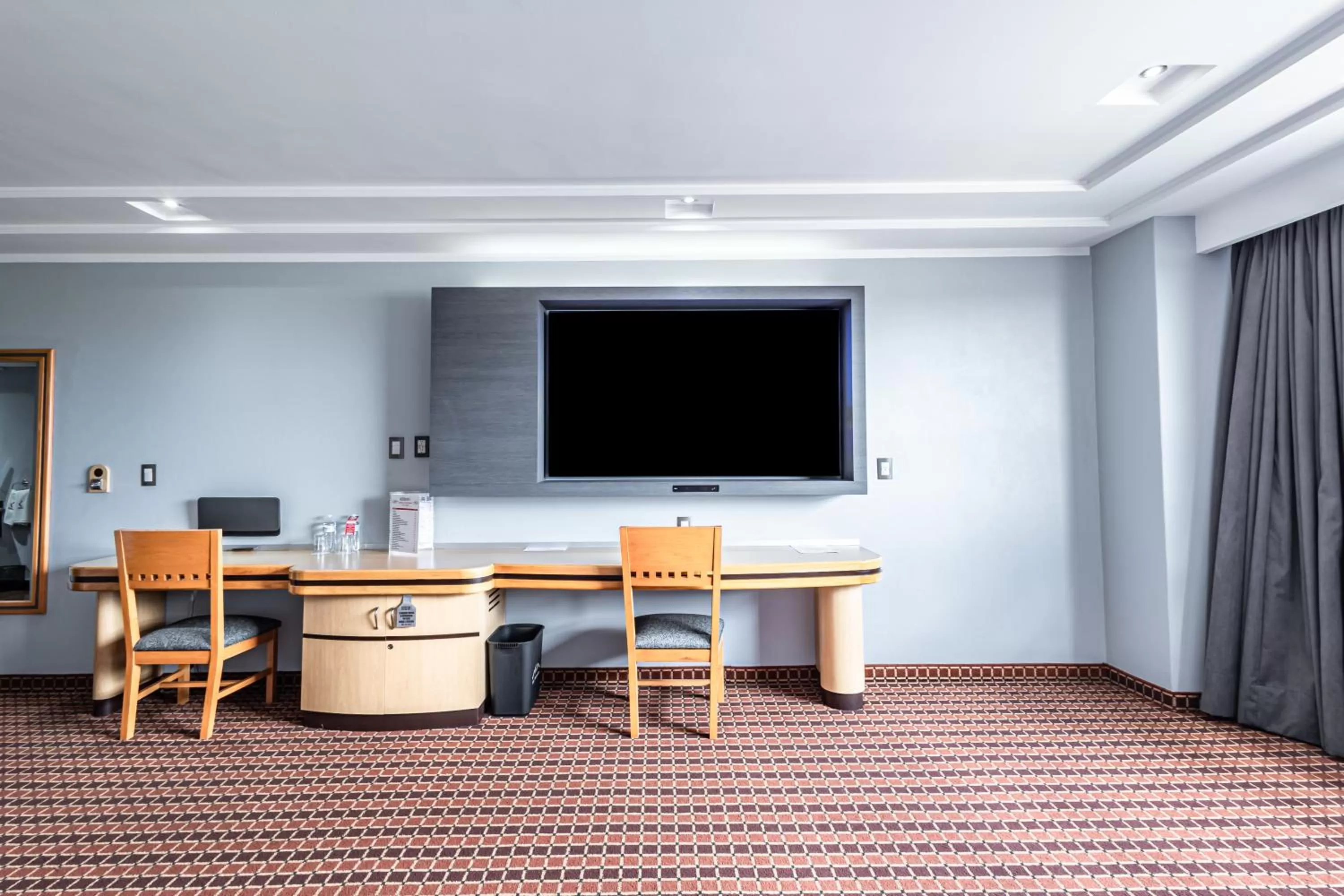 TV and multimedia in Suites Inn la Muralla Hotel & Spa