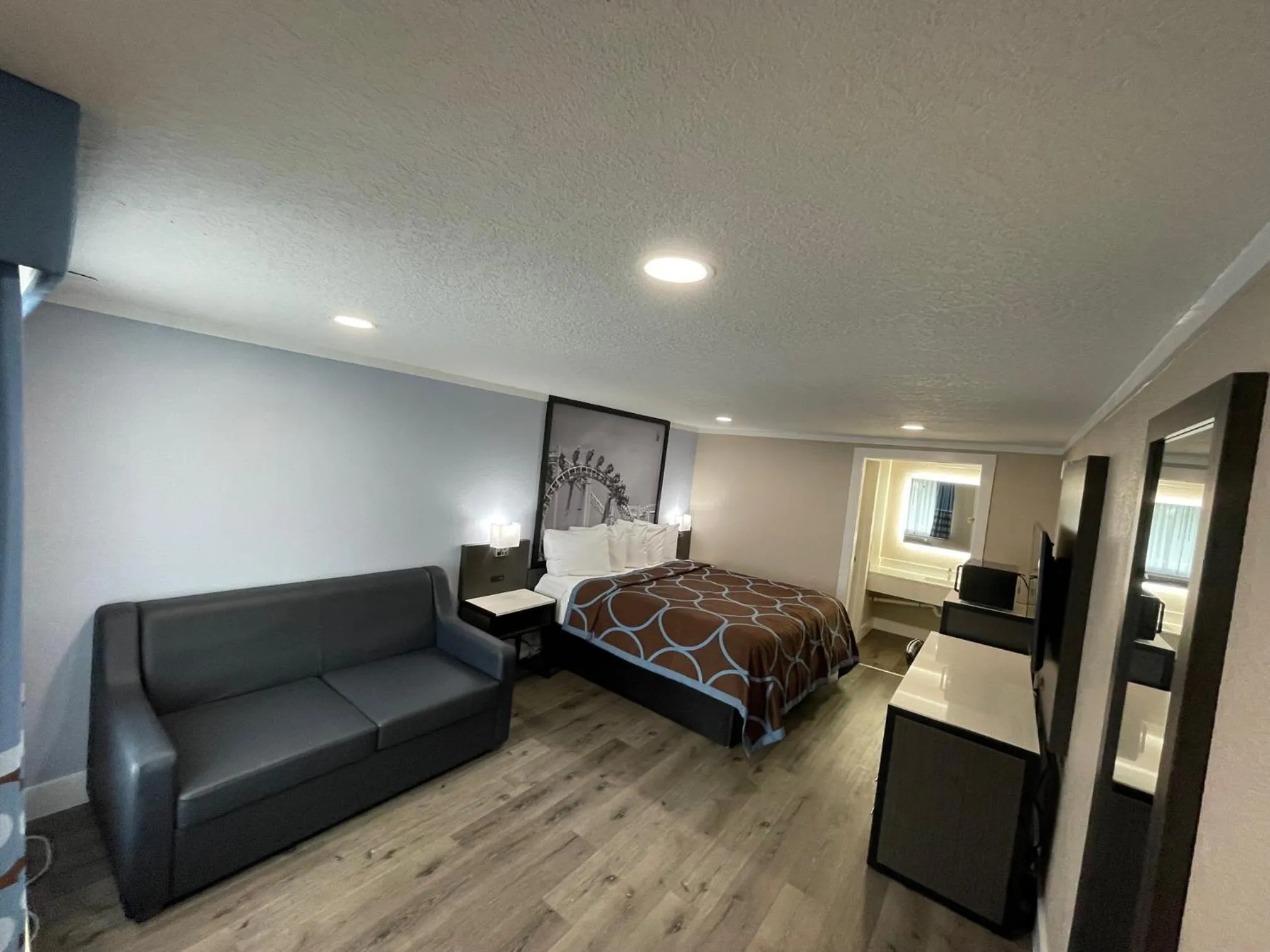 Living room, Bed in Super 8 by Wyndham Kissimmee-Orlando