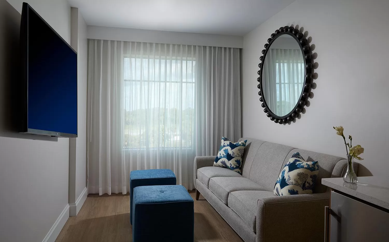 Living room, Bed in The Pointe Hotel