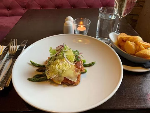 Food and drinks in Darnley Lodge Hotel