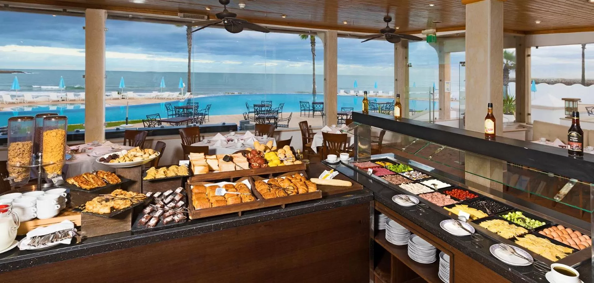 Buffet breakfast in L' Amphitrite Palace Beach Resort & Spa