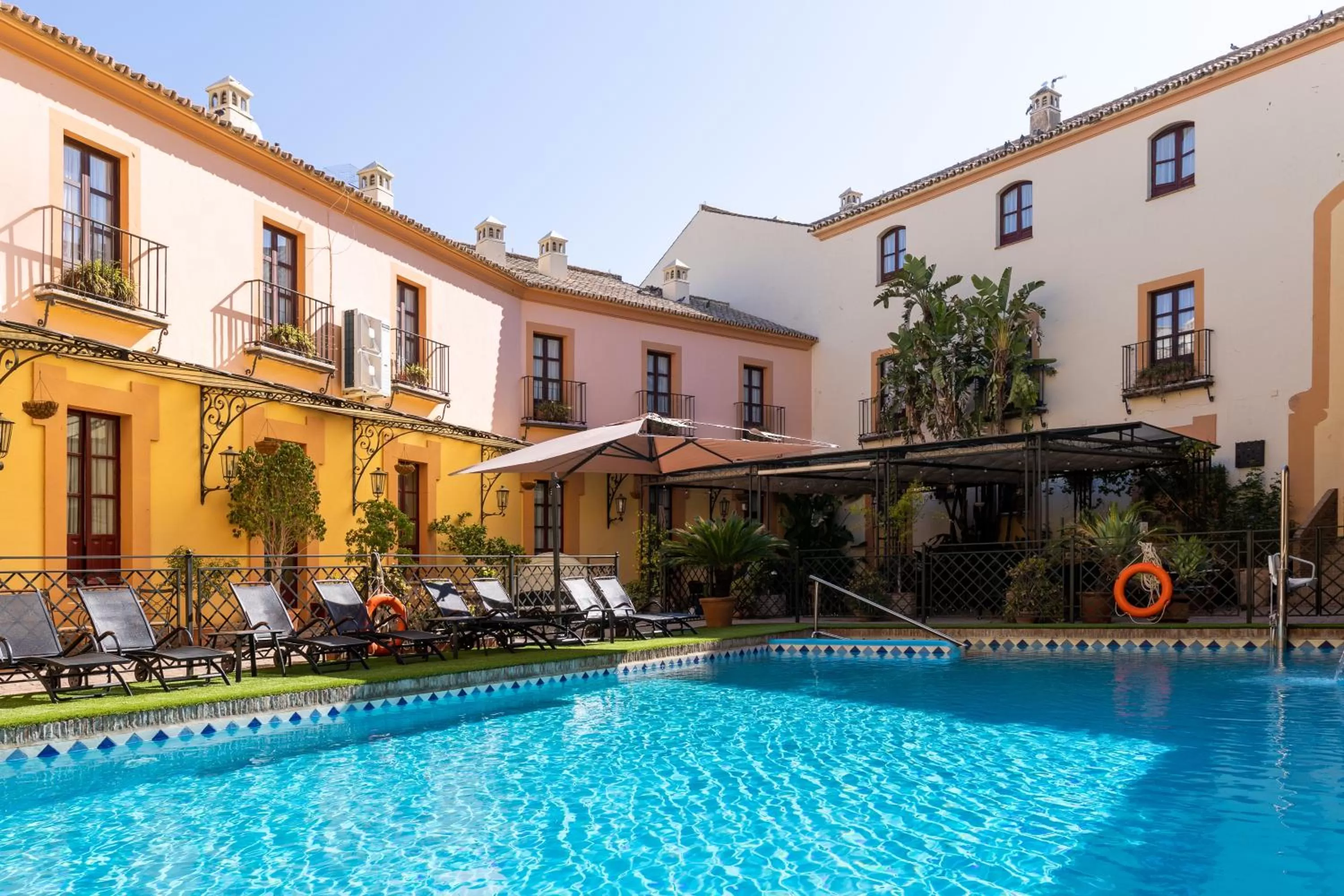 Swimming pool in Hotel Alcázar de la Reina