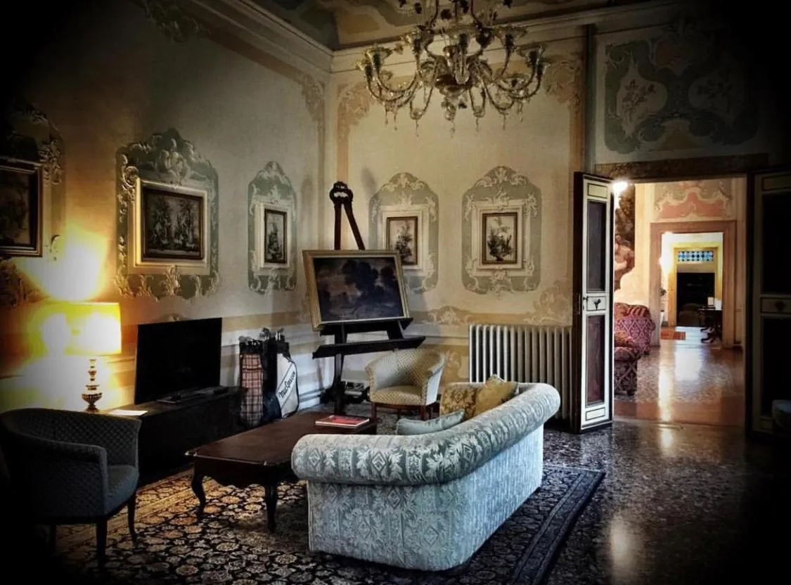 Communal lounge/ TV room in Hotel Villa Condulmer