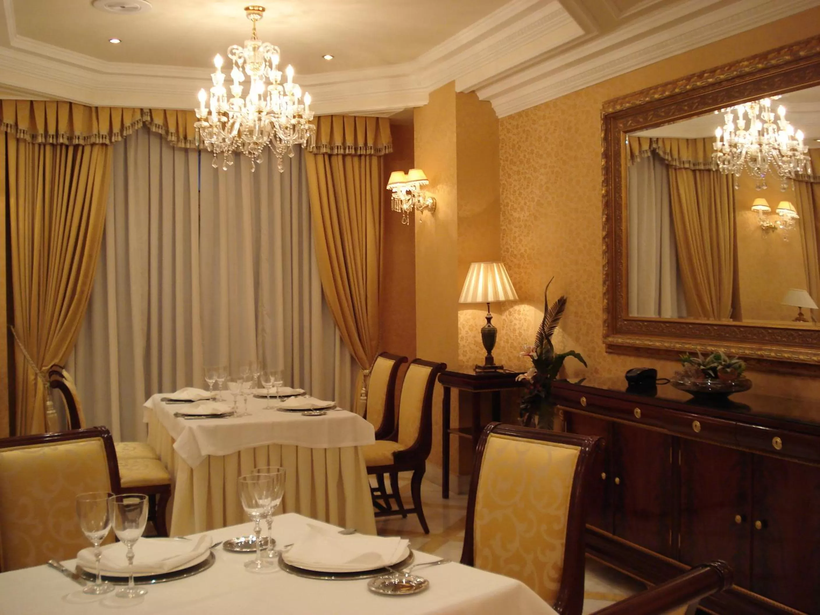 Restaurant/places to eat in Hotel Alameda Palace
