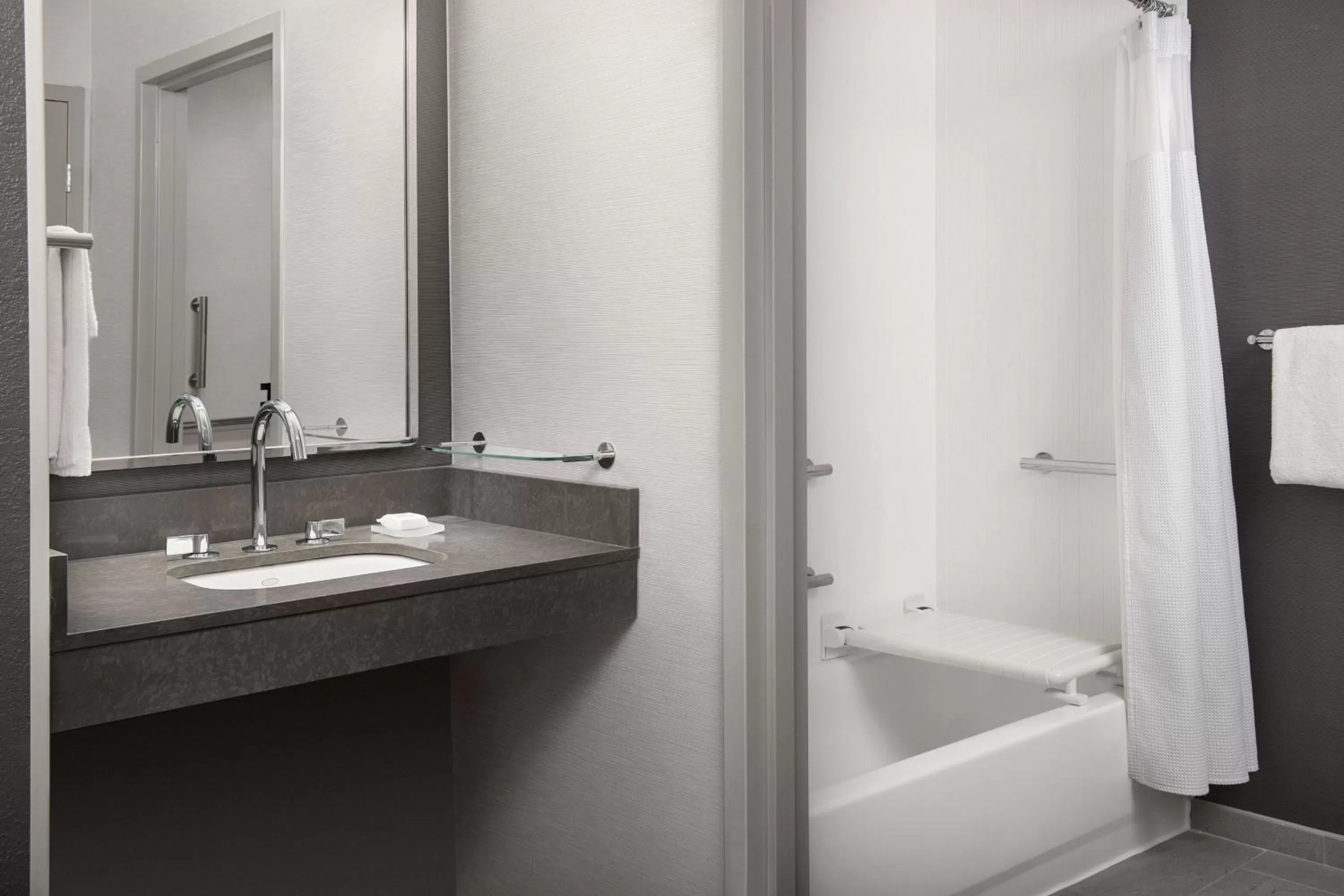 Photo of the whole room in Courtyard by Marriott Savannah Downtown - Historic District