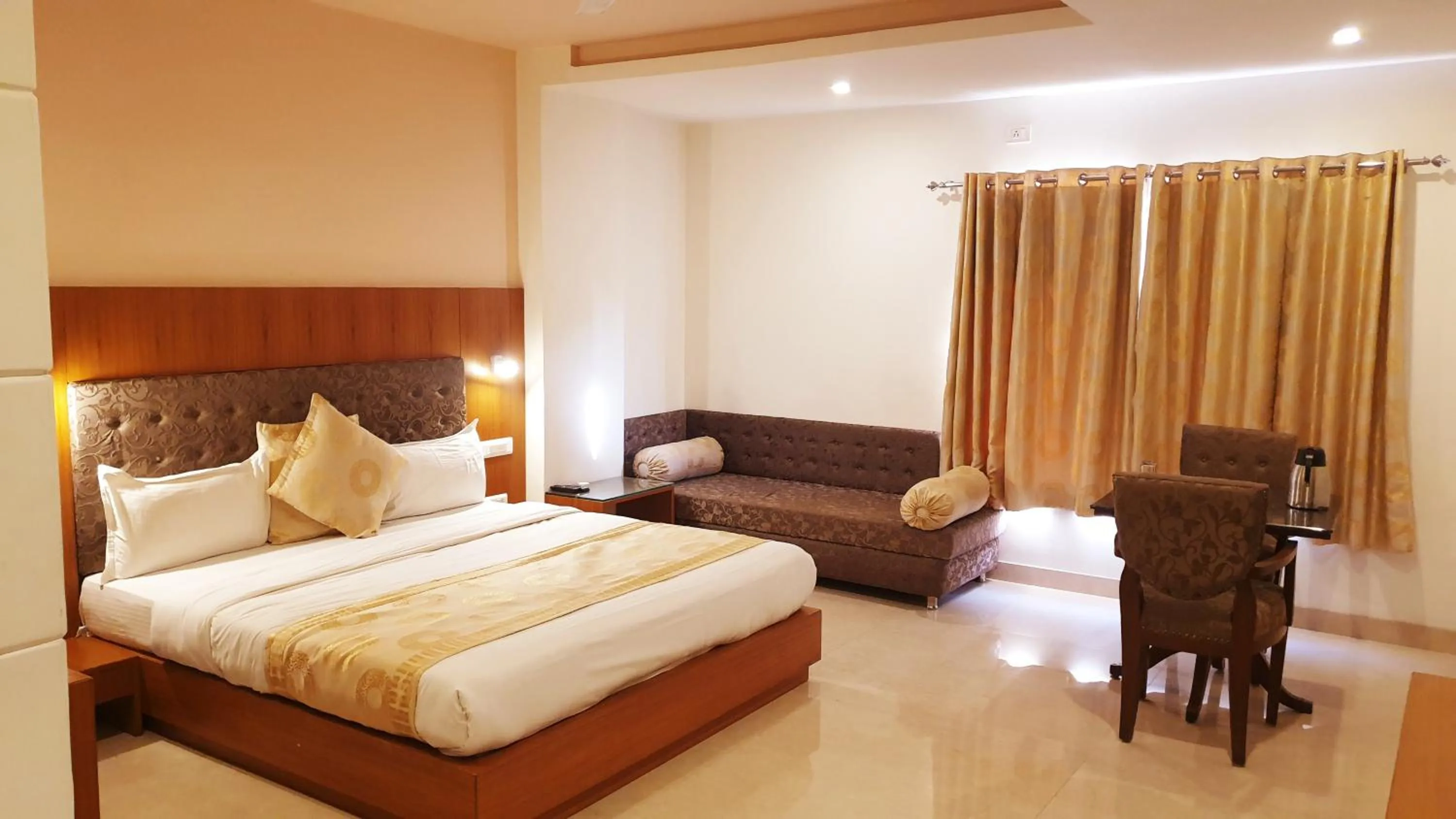 Photo of the whole room, Bed in Hotel Shalimar Palace