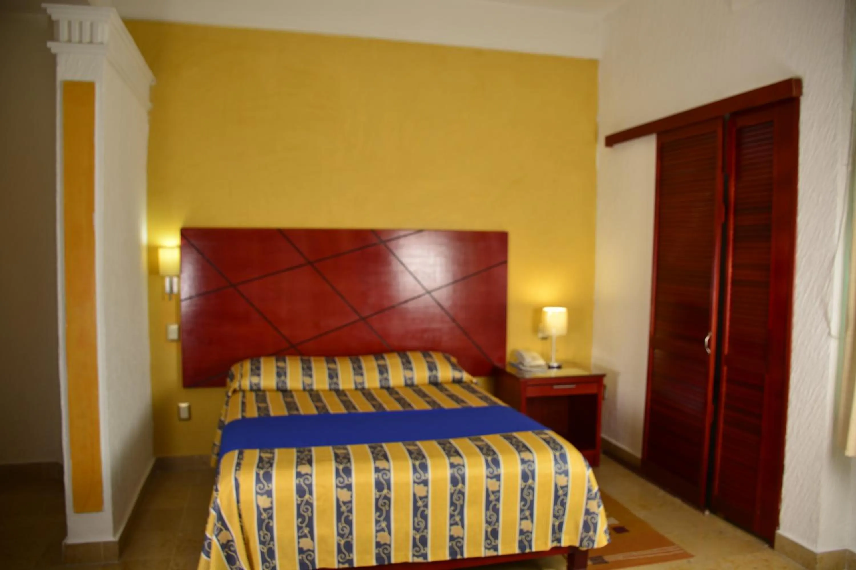 Bed in Hotel Paradise Inn