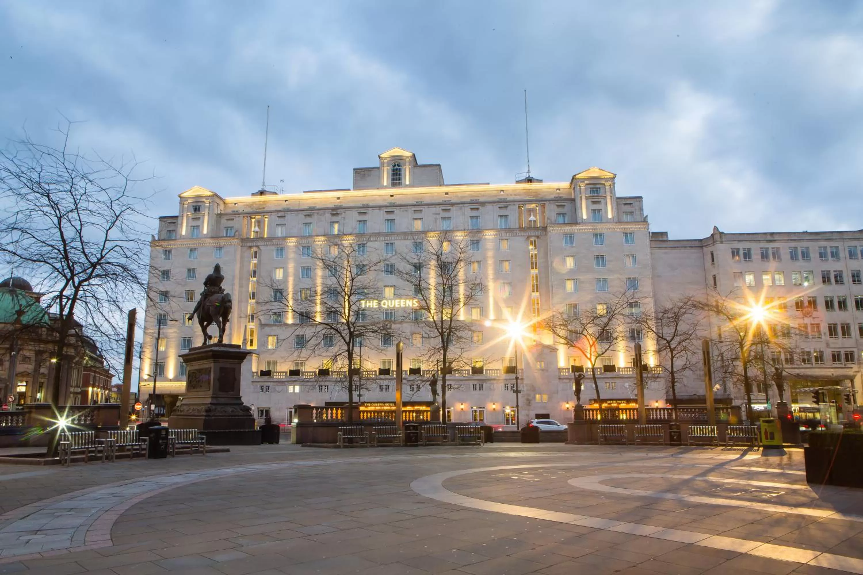 Facade/entrance in The Queens Hotel