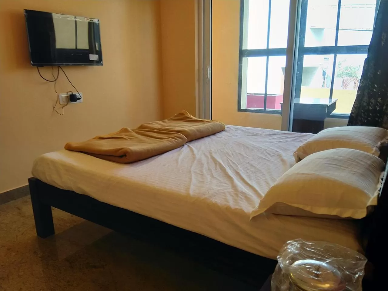 Photo of the whole room, Bed in Chandru De Green