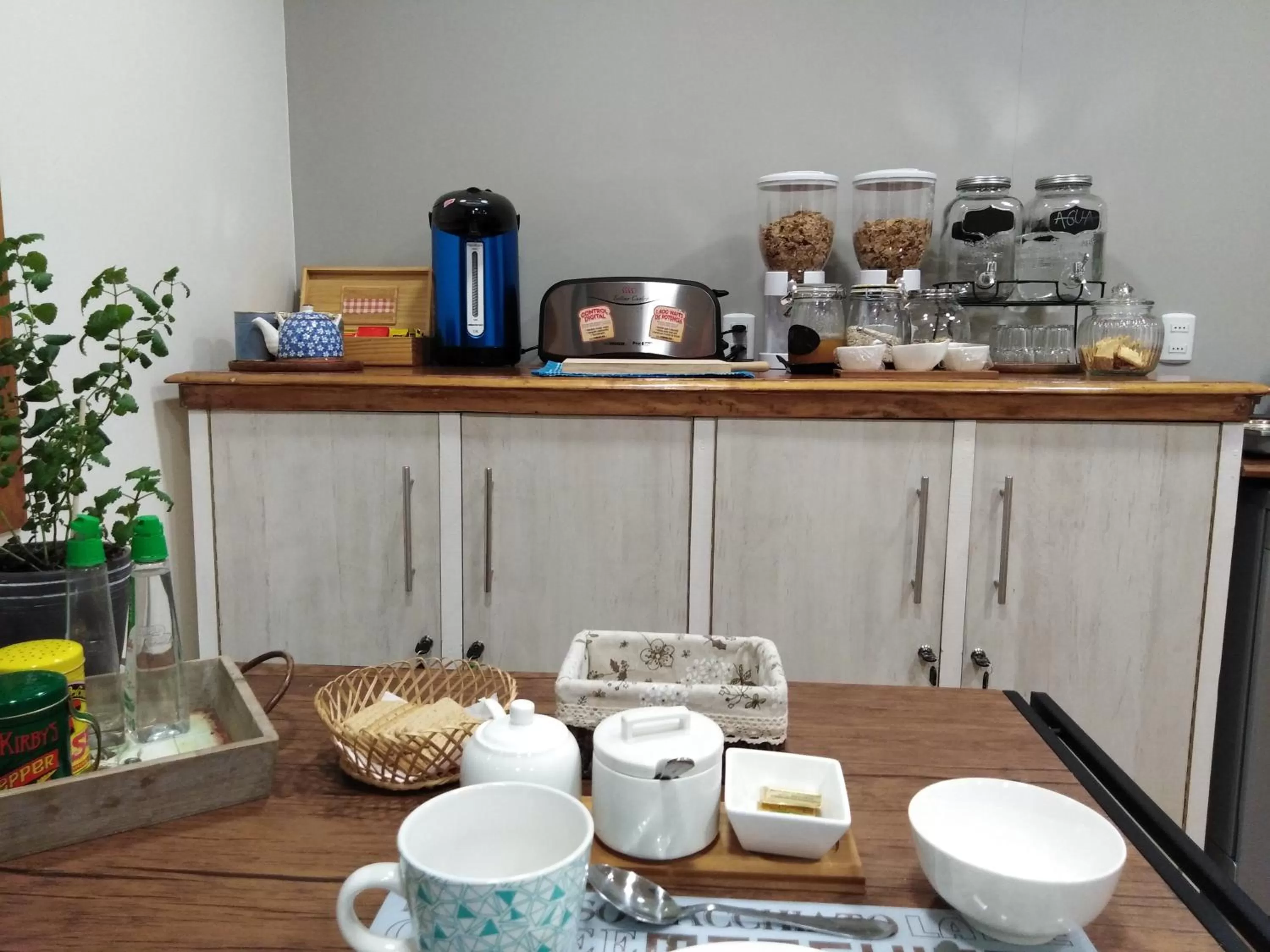 Coffee/tea facilities, Restaurant/Places to Eat in Hostal Buenavista Patagonia