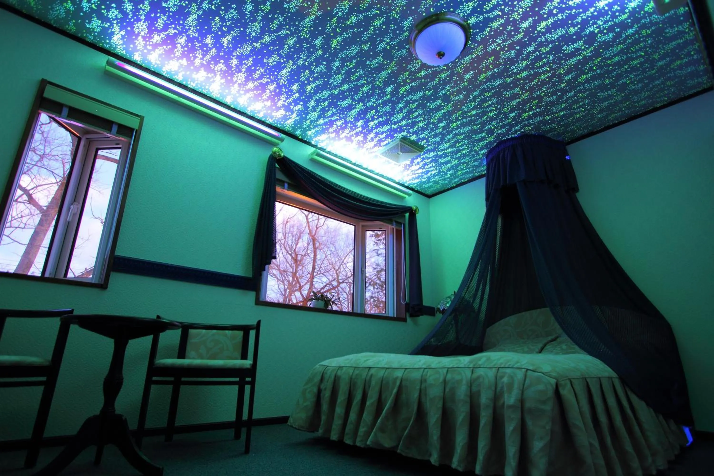 Photo of the whole room, Bed in Scotch Court