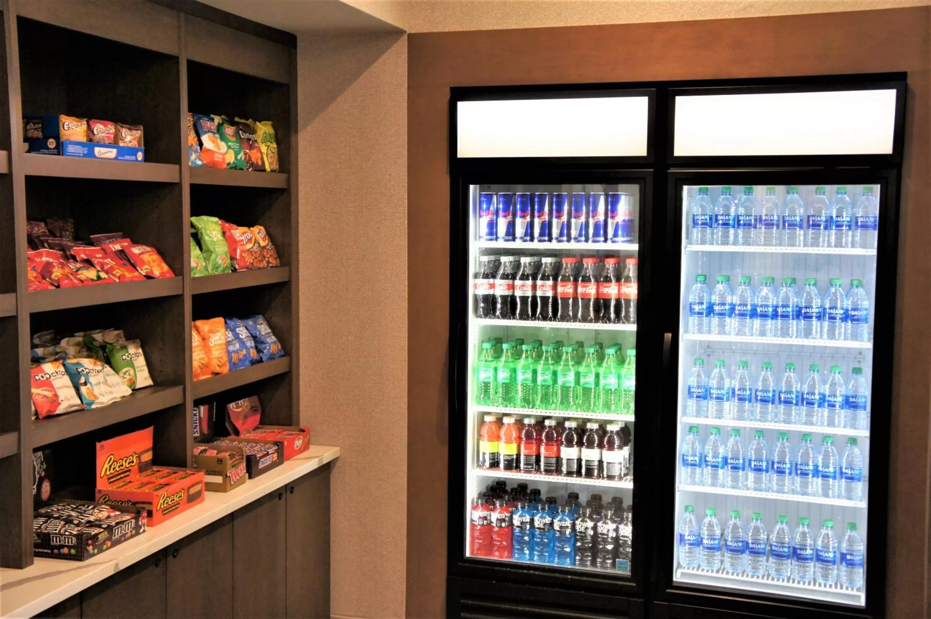 On-site shops in La Quinta Inn & Suites by Wyndham Marysville