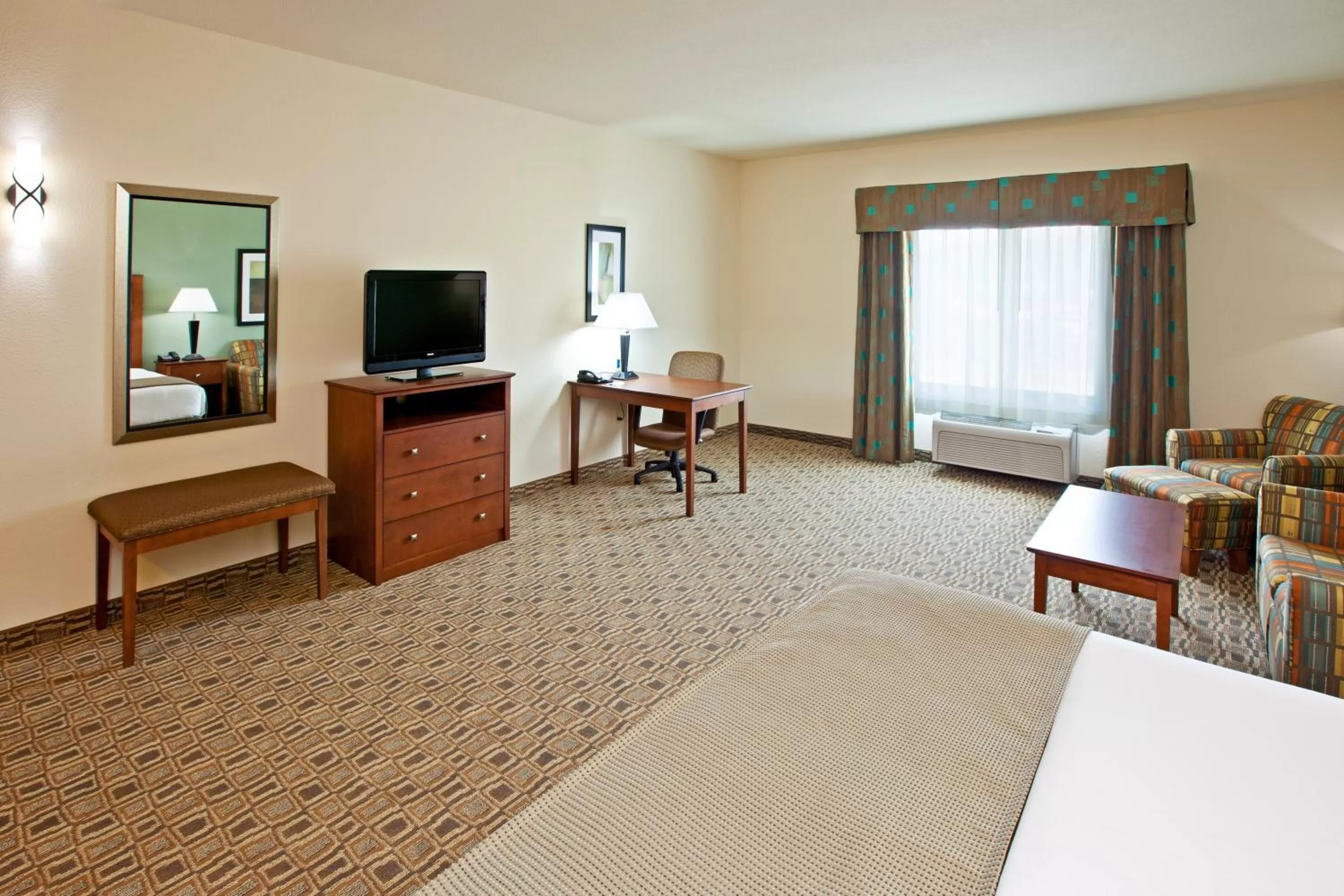 Photo of the whole room, Bed in Holiday Inn Express & Suites Ripley, an IHG Hotel