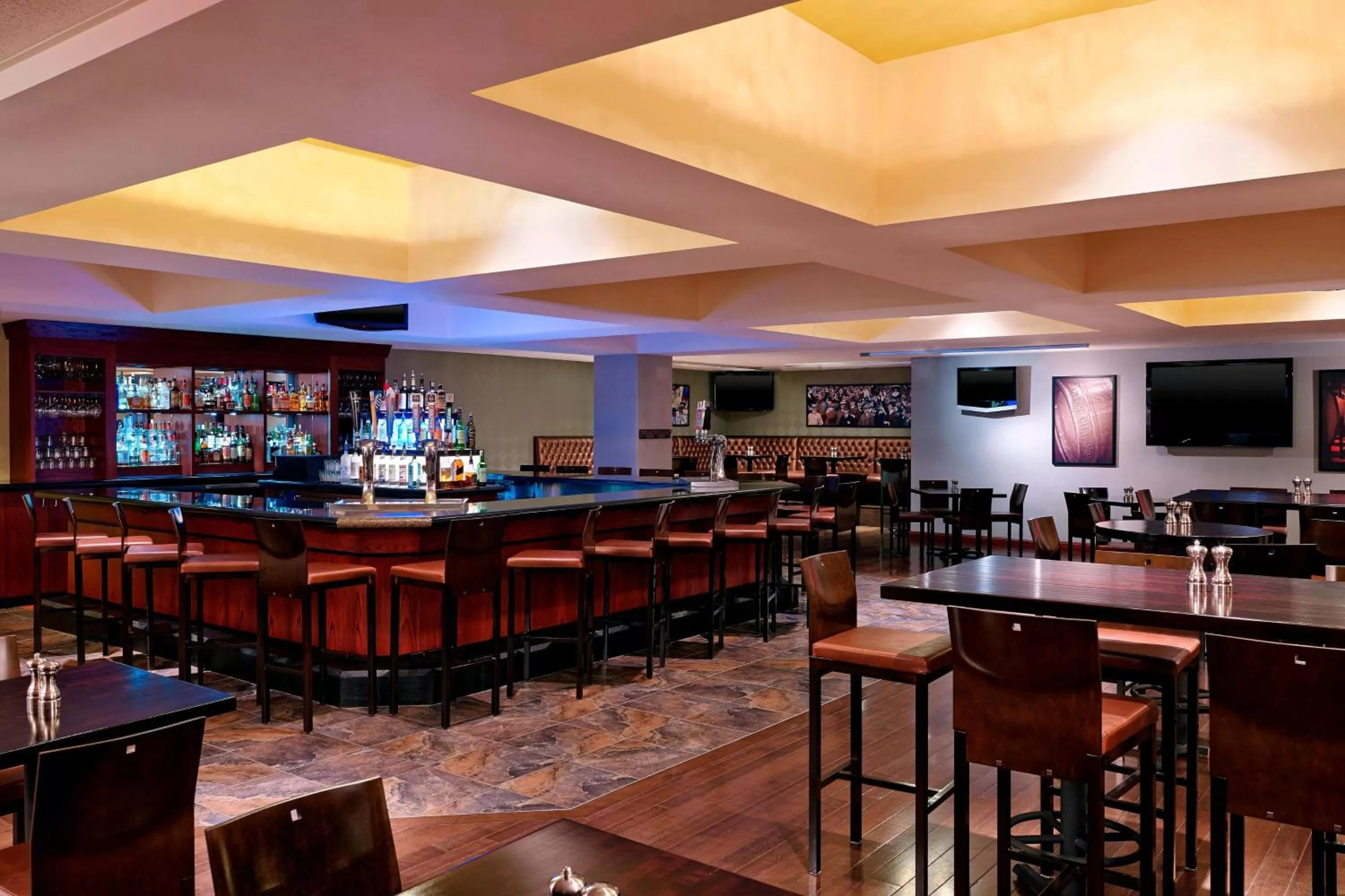 Lounge or bar in Sheraton Kansas City Hotel at Crown Center