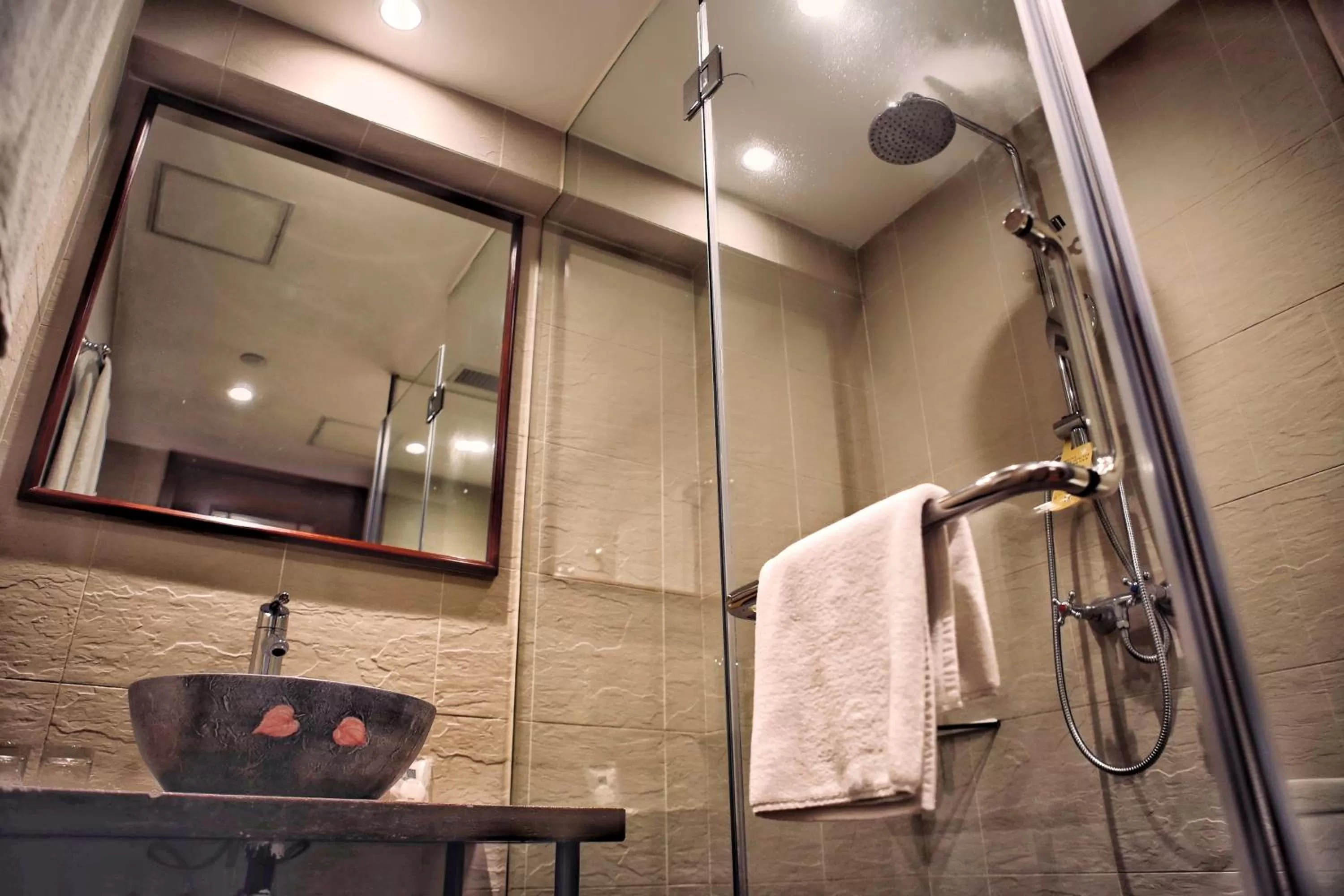 Shower in Butterfly on Wellington, Central