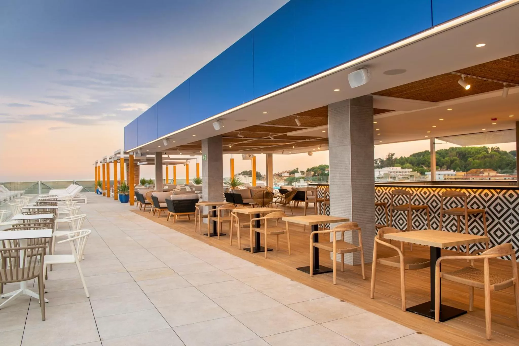 Restaurant/places to eat in L'Azure Hotel 4* Sup