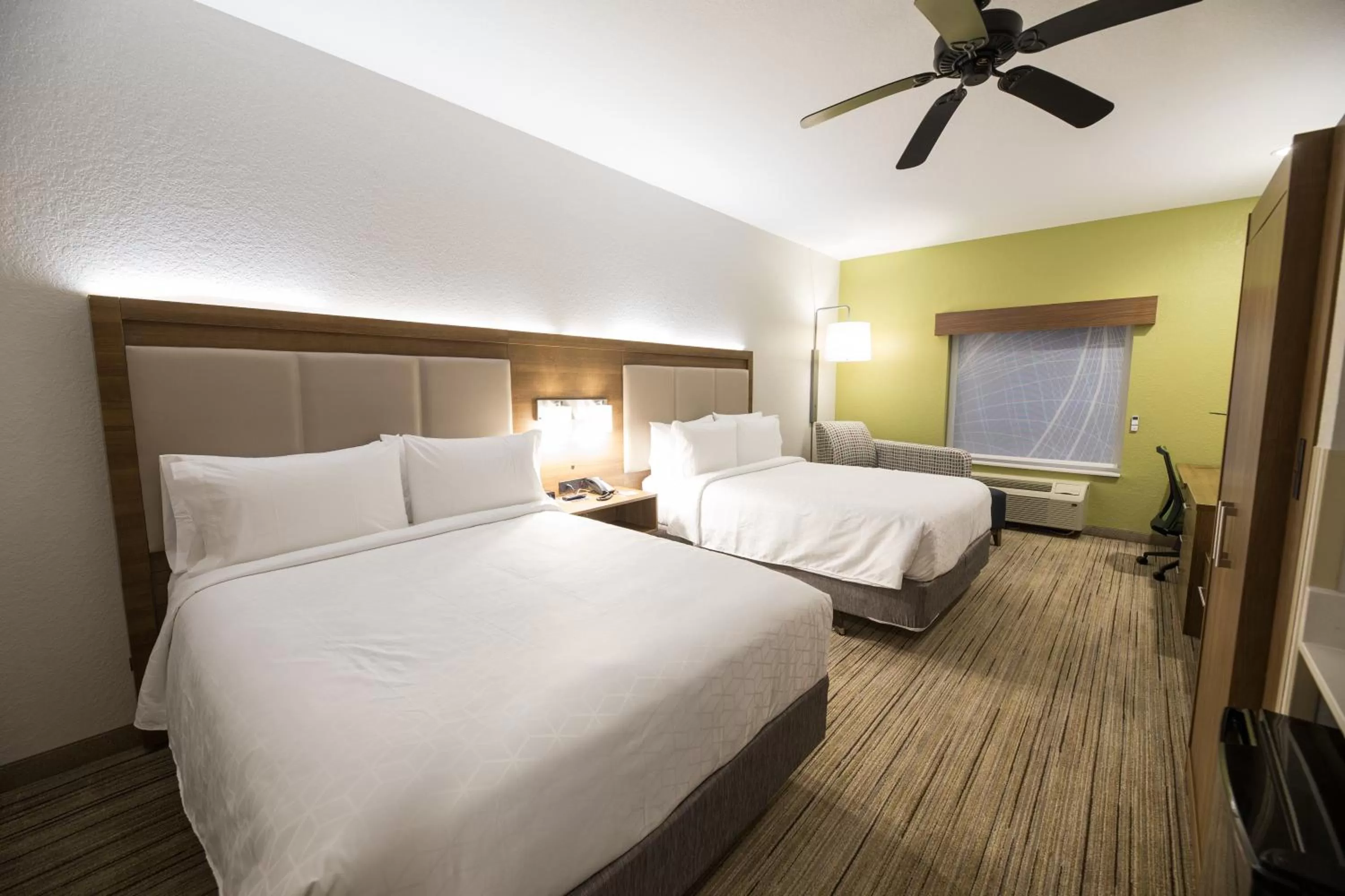 Photo of the whole room, Bed in Holiday Inn Express Hotel & Suites Clinton by IHG