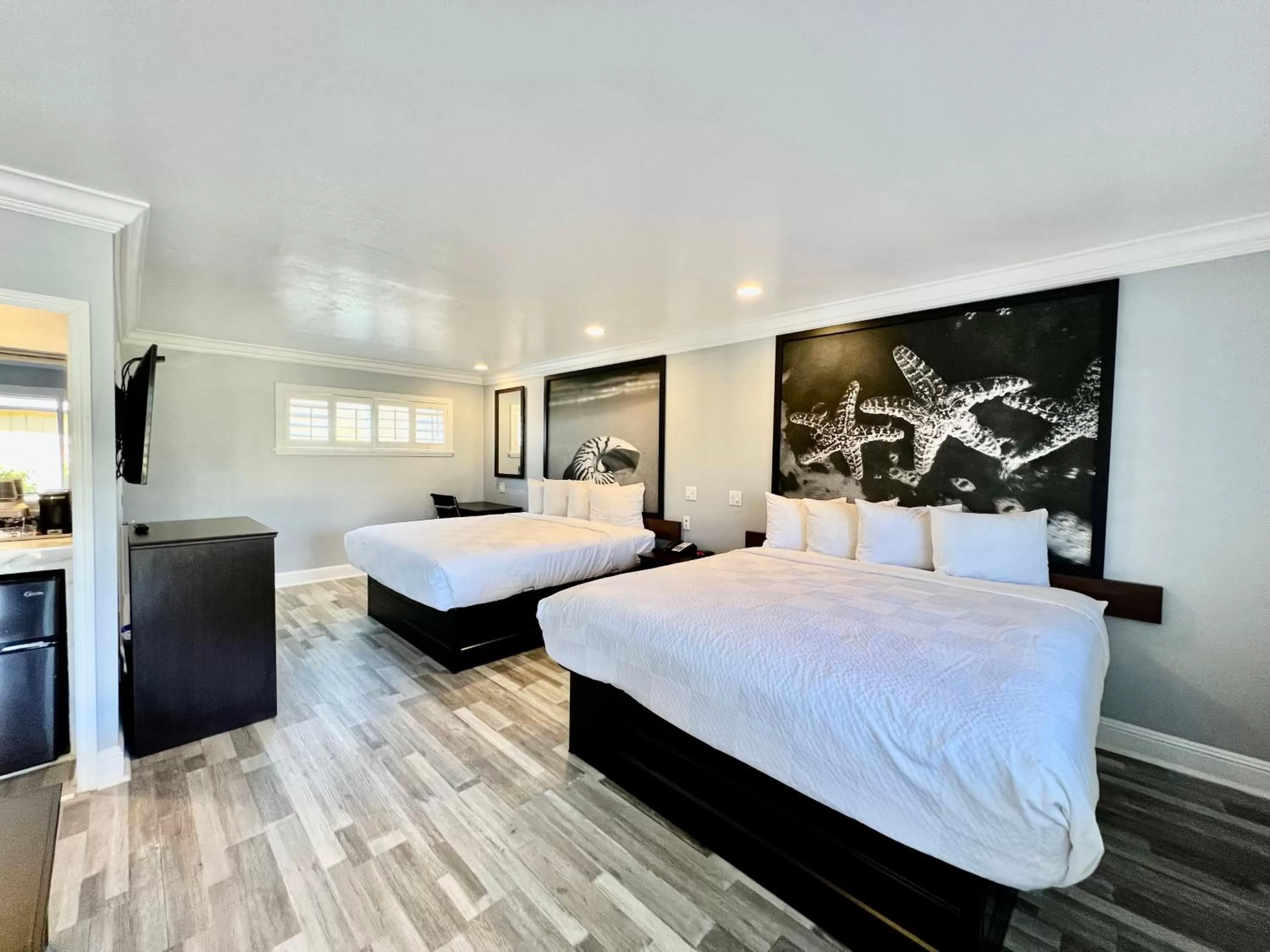 Photo of the whole room, Bed in Aura Inn Monterey