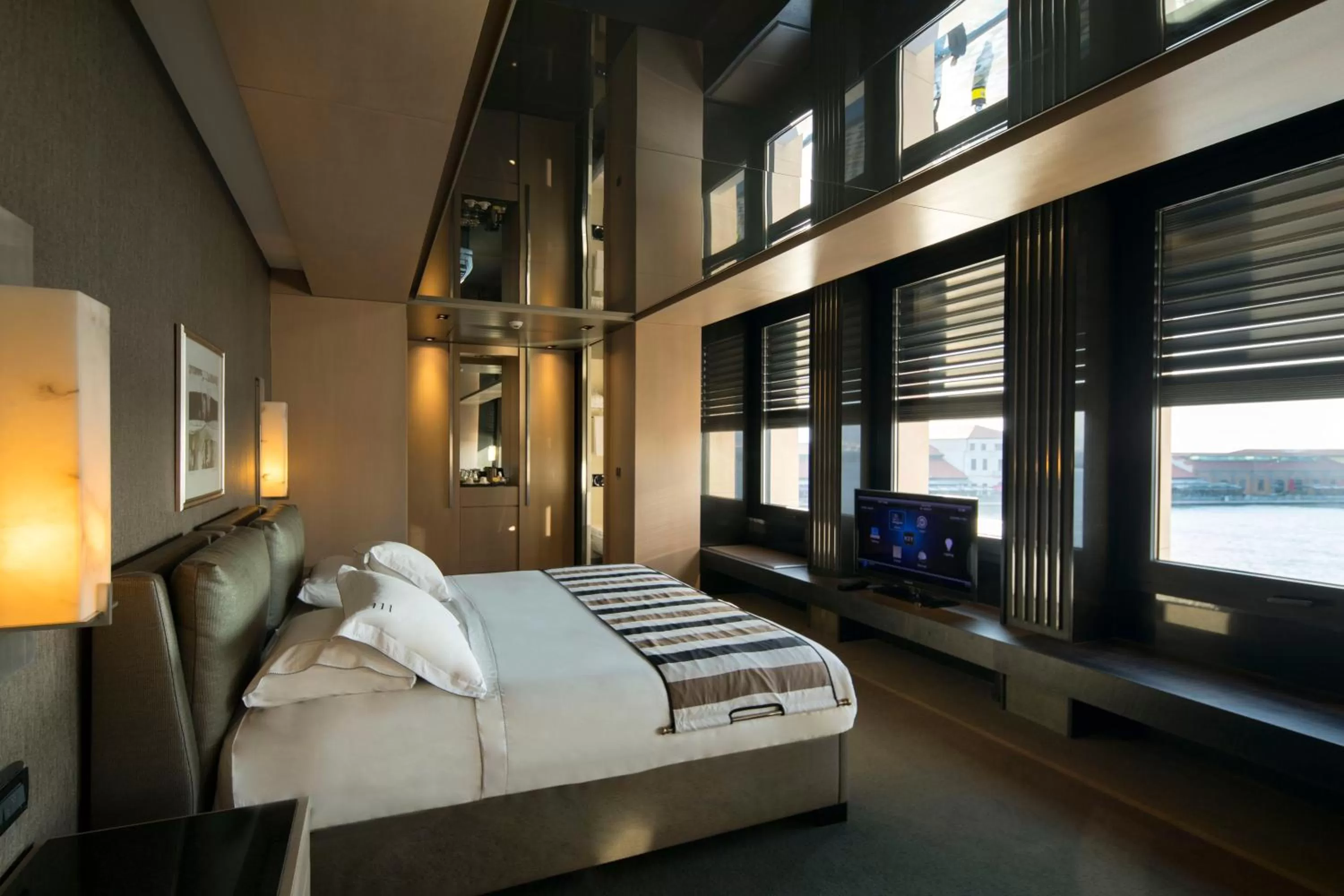 Bedroom, Bed in Key Hotel