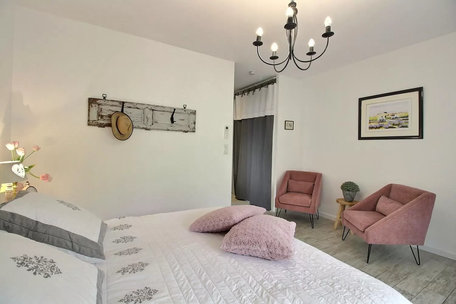 Photo of the whole room, Bed in La Villa Aux Oliviers