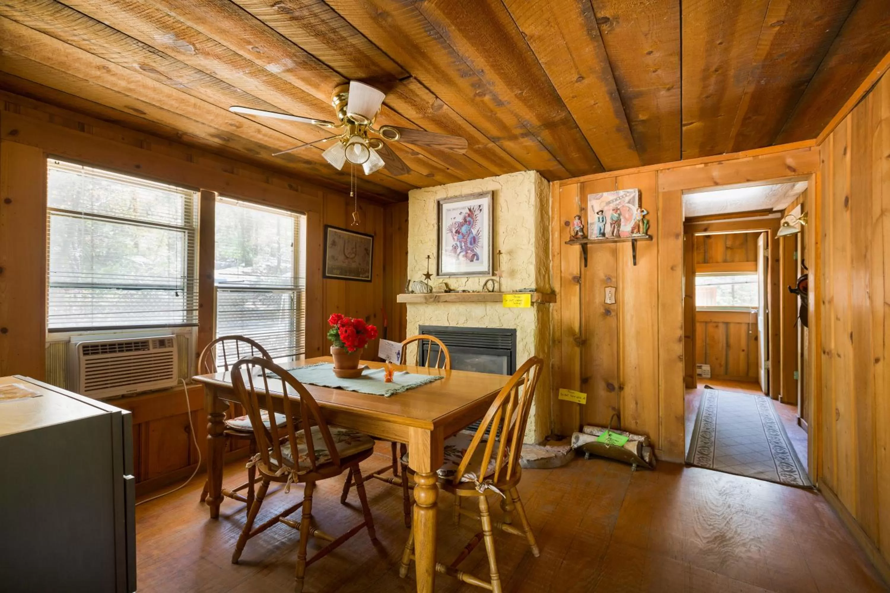 Kitchen or kitchenette, Dining Area in Crown King Cabins Bradshaw