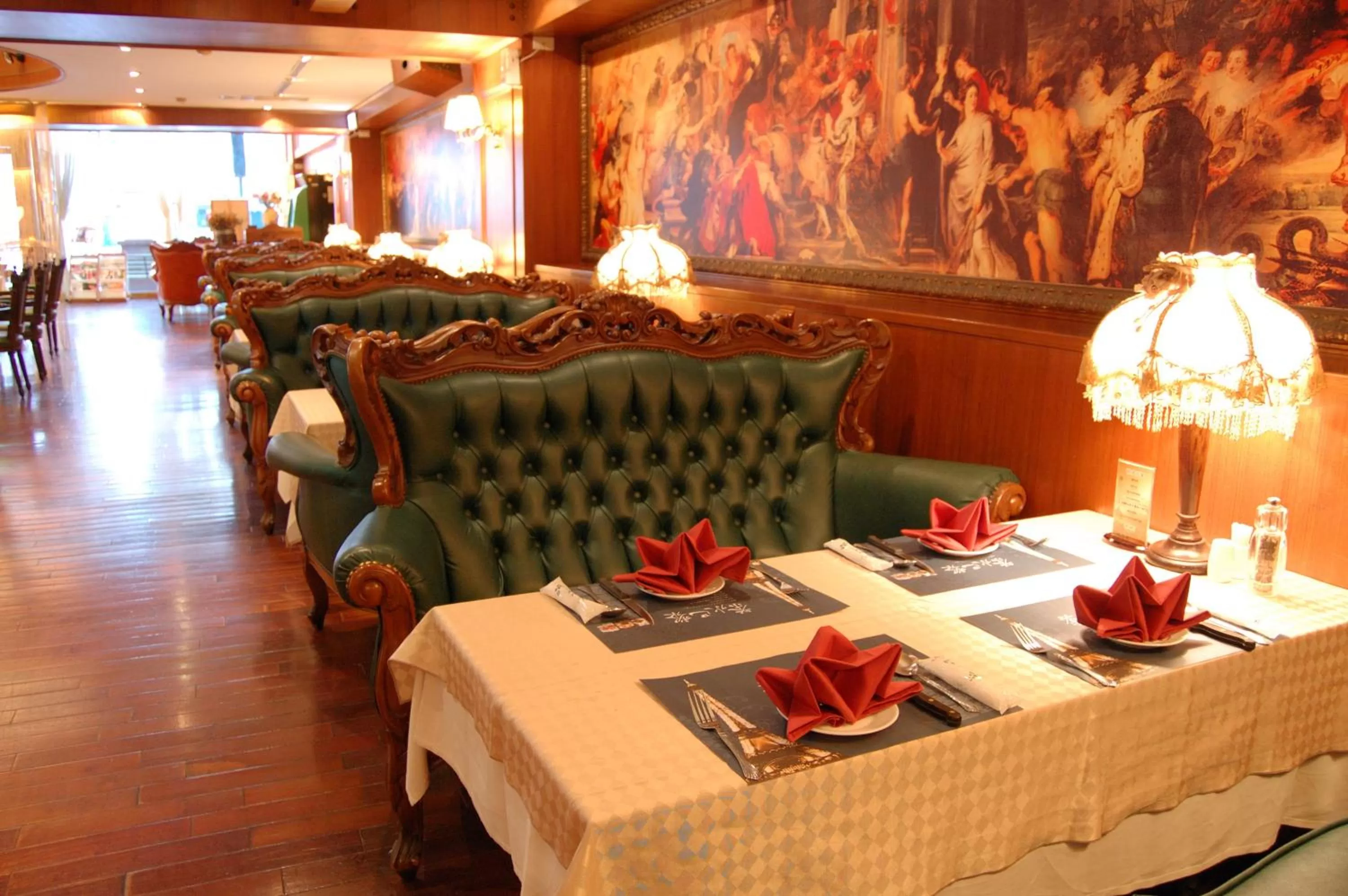 Restaurant/places to eat in Grand Boss Hotel