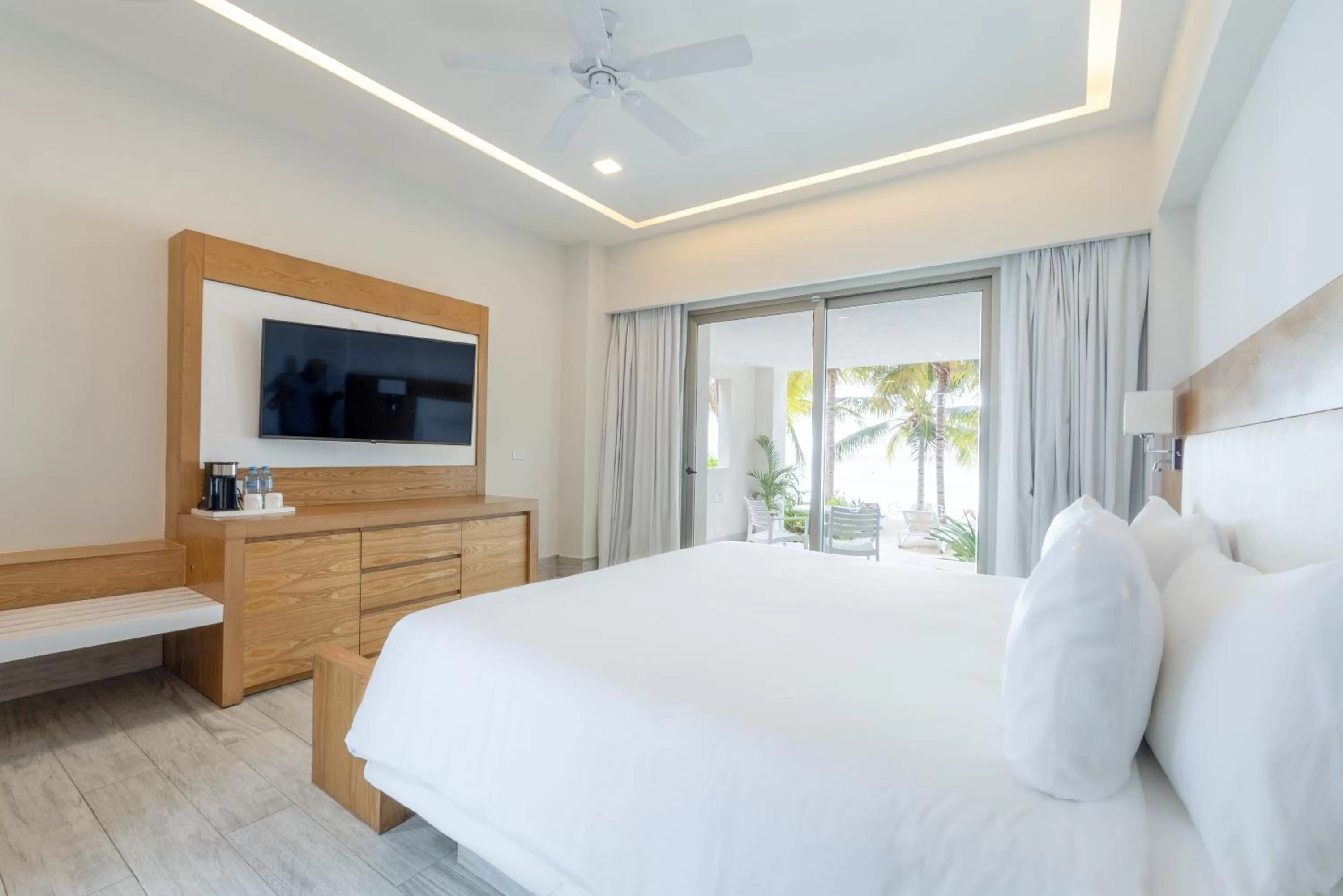 Bedroom, Bed in Izla Beach Front Hotel